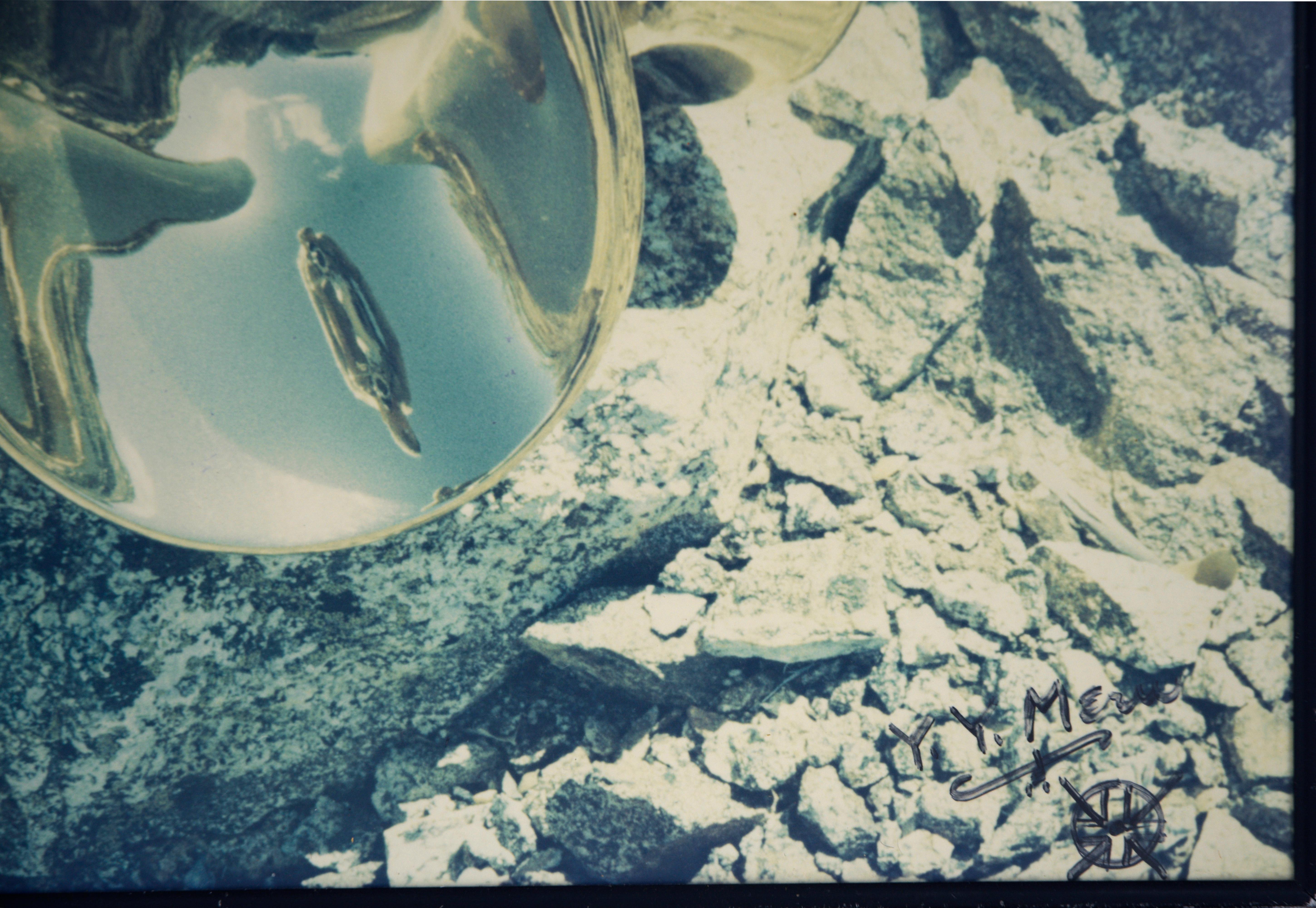 Forme métallique abstraite dans un paysage rocheux - Photographie d'art ésotérique en vente 2