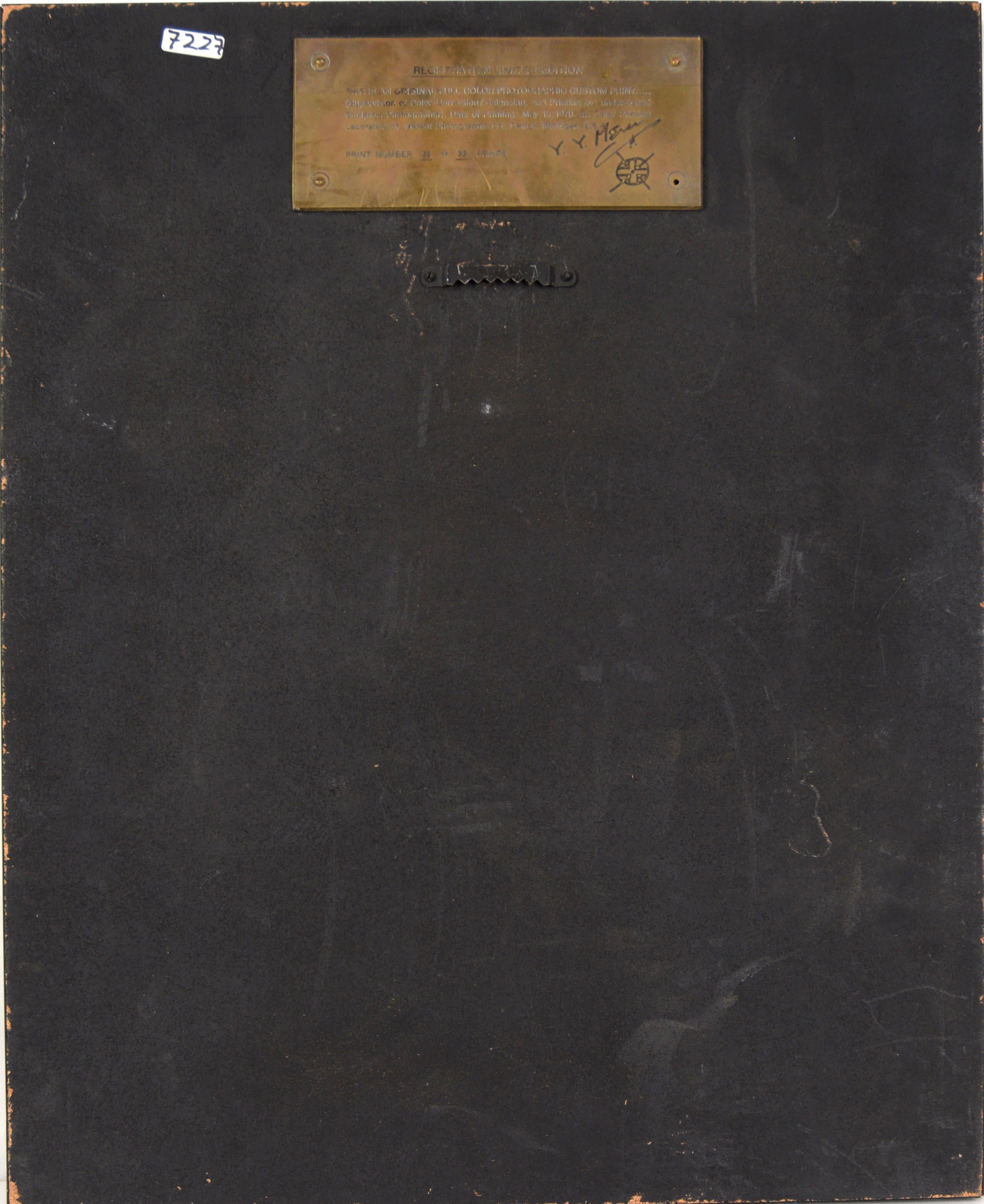 Forme métallique abstraite dans un paysage rocheux - Photographie d'art ésotérique en vente 4