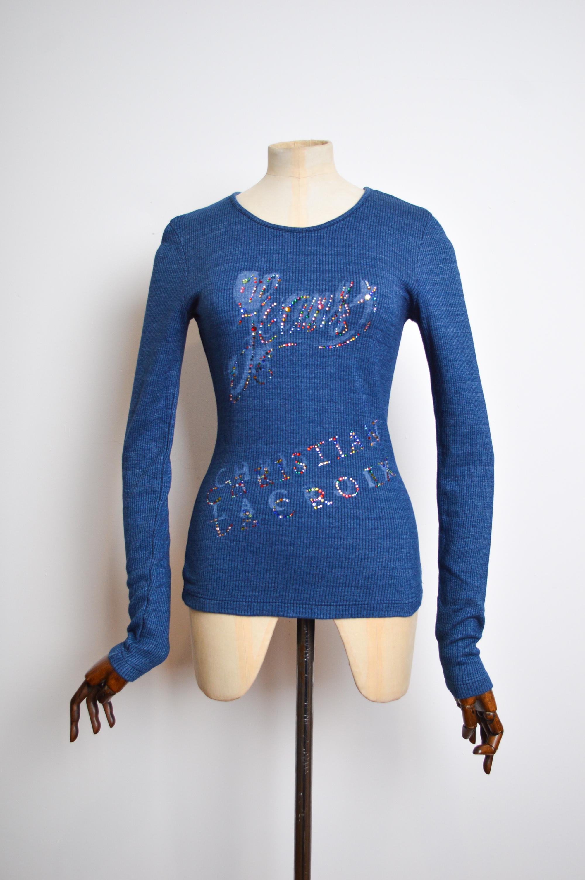  Y2k, Anfang der 2000er Jahre Langarmhemd von Christian Lacroix aus blauer, gerippter Baumwolle mit diamantiertem Logo auf der Vorderseite.

Grube zu Grube - 16