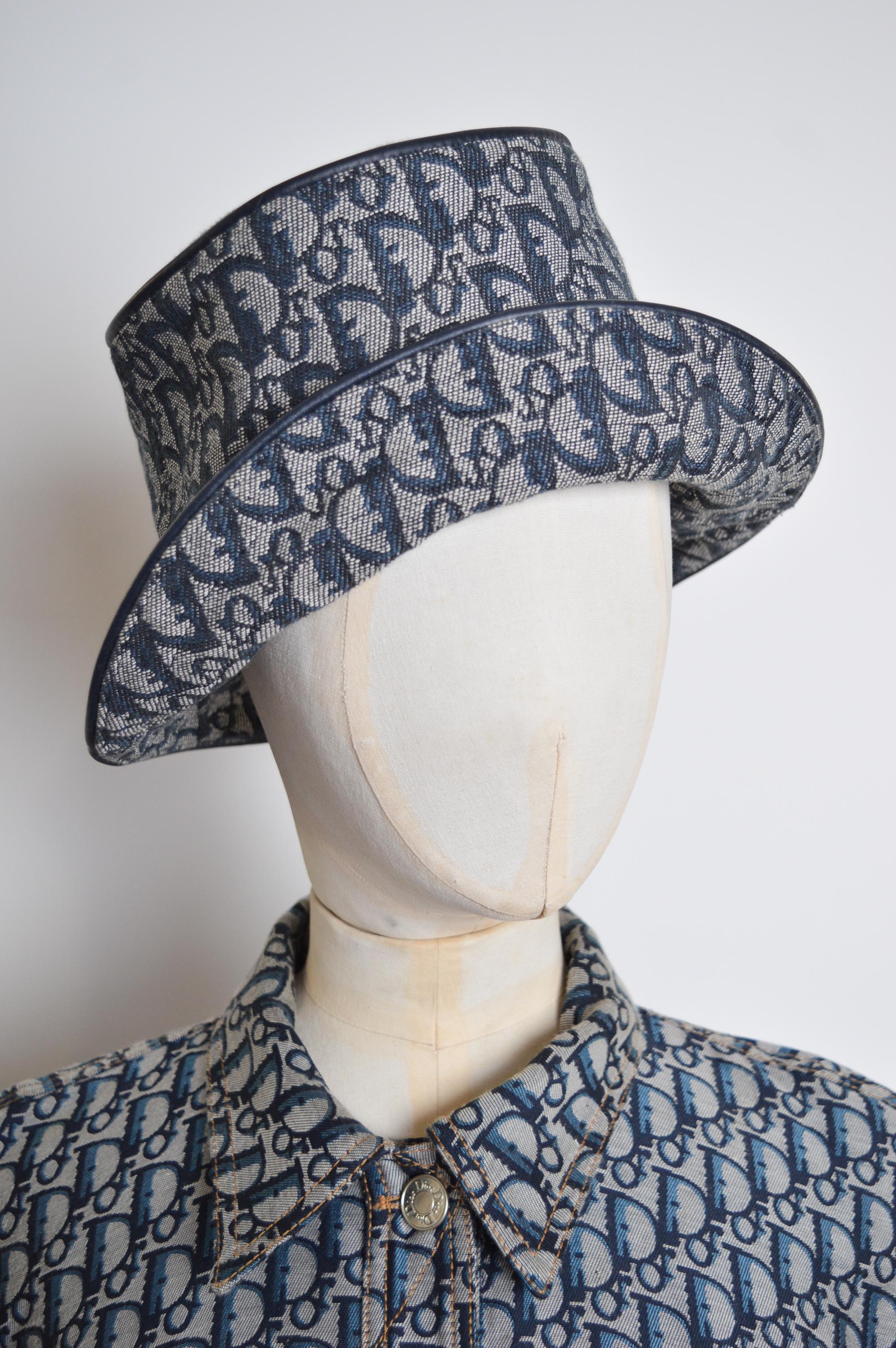 Absolutely superb early 2000's John Galliano for Christian Dior, monogram patterned Jacquard Hat in a Blue denim Obliqué Cotton with a Calfskin leather Trim !

MADE IN FRANCE !

Features :
90% Cotton 10% Calfskin
Lining - Nylon
Brim 2.5