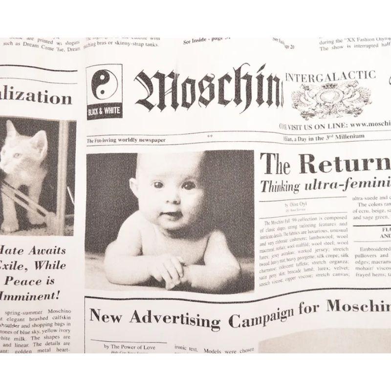 Incredibile miniabito aderente Moschino degli anni 2000 in denim elasticizzato e stampa giornale in bianco e nero. 

Caratteristiche:
Spallacci regolabili
Forma aderente
L'iconico motivo del giornale è presente su tutta la superficie.
Chiusura con