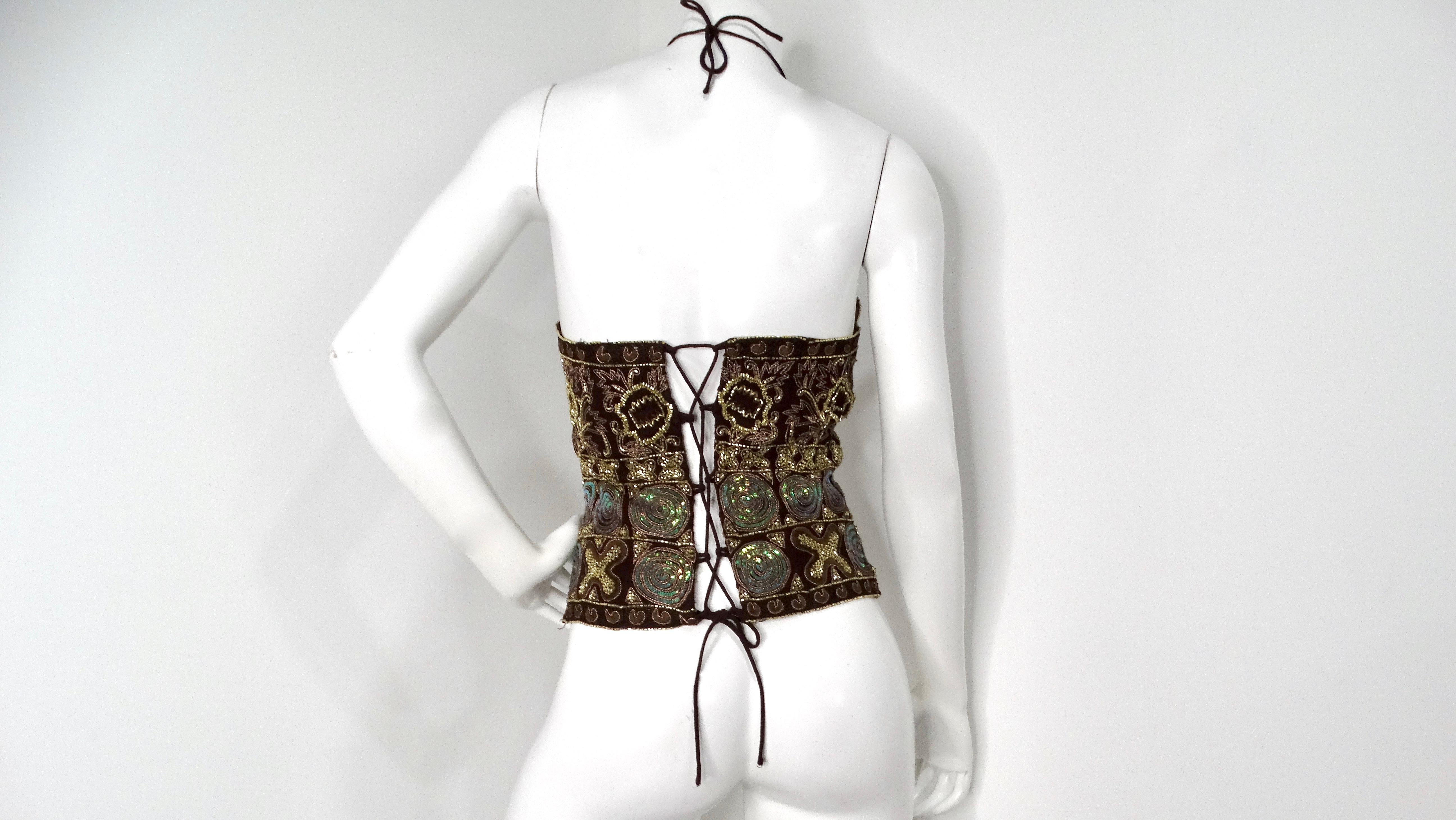 Ti presentiamo il top con bustier in pizzo e perline marrone e multicolore di Y2K, uno splendido omaggio alla moda vintage che fonde senza sforzo stile e comfort. Questo pezzo accattivante vanta un bustier incorporato per il sostegno, ornato da