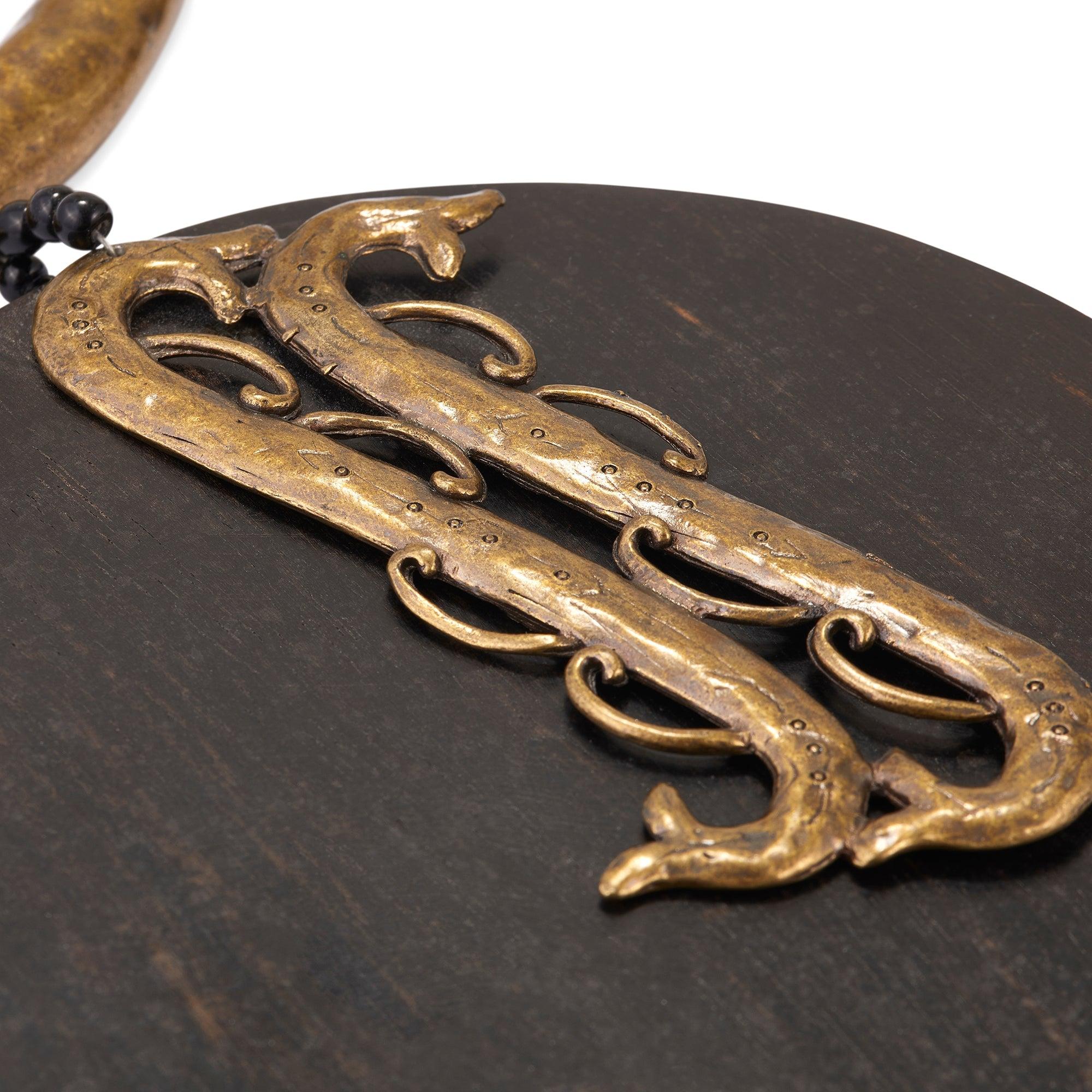 Césarée a été fondée en 1980 par la designer Laurence Coupelon. Coupelon s'est inspiré de l'Asie, mêlant les matériaux naturels au métal bronzé ou argenté. Ce collier de la fin des années 1990 est composé d'un collier en métal bronzé et d'un énorme