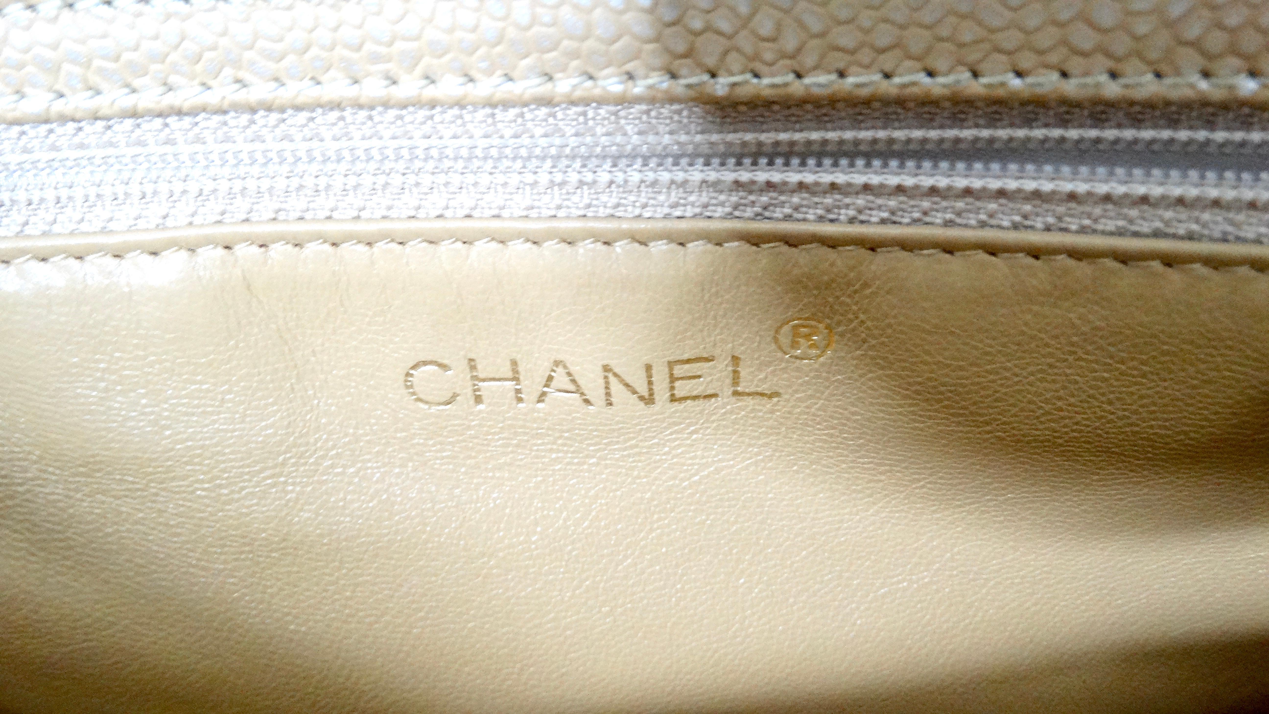 Y2K Chanel Beige Pearlescent Caviar Leather Handbag With Gold-Tone Hardware For Sale 3