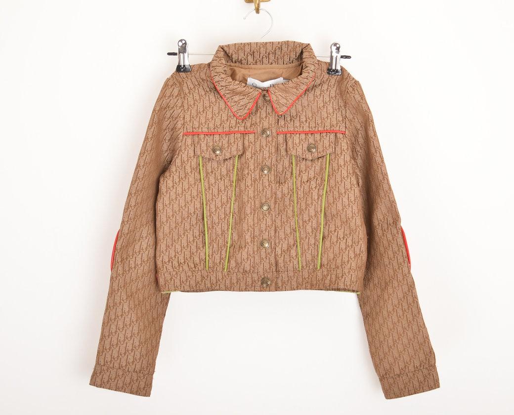 Adorable childs version of the Iconic Autumn / Winter 2004 CHRISTIAN DIOR Rasta jacket,
designed by John Galliano.
 
Features;
Long Sleeves
Hip pockets
'DIOR' embossed central line pressed studs
Elbow pads
Fully lined
100% Polyester / Synthetic