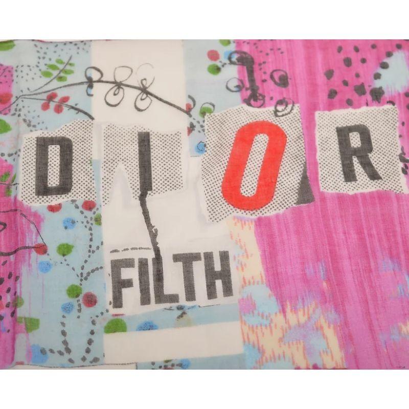 Chic foulard en coton imprimé 'Filth' de Christian Dior by Galliano, datant des années 2000. 

Un accessoire Vintage Canor iconique qui peut être porté d'innombrables façons. Egli : noué autour de la bandoulière de votre sac, porté autour du cou
