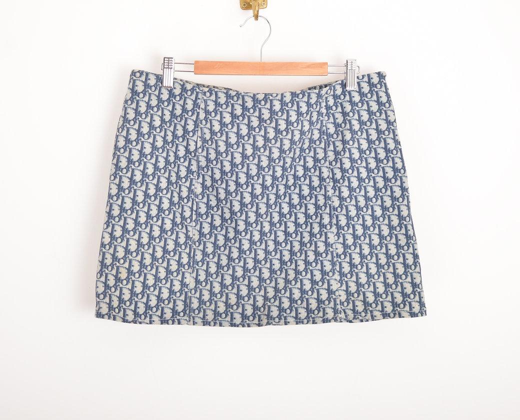 2000's CHRISTIAN DIOR by JOHN GALLIANO trotter print monogram mini skirt, in a blue colourway.
 
Features;
Iconic Dior 'Trotter' print
Mid rise
Concealed side zip
98% Cotton / 2% Lycra
 
Sizing;
Waist; 33''
Length; 14.5''
 
Recommended Size; UK 12
