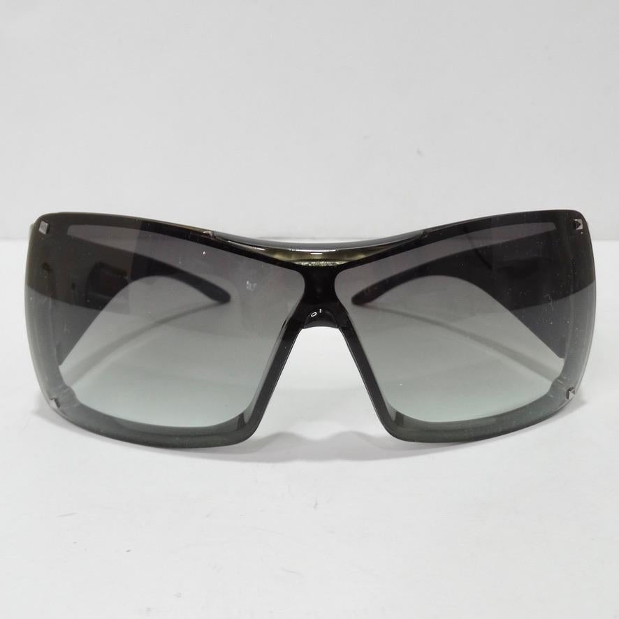 Ces lunettes de soleil Christian Dior des années 2000 ne demandent qu'à être ajoutées à votre collection ! Lunettes de soleil Dior à large monture, très amusantes, dans une superbe couleur neutre. Les lentilles noires sont complétées par des détails