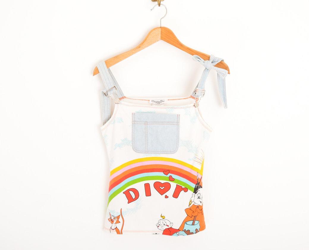 
Iconinc Spring / Summer 2002 CHRISTIAN DIOR dungaree top designed by JOHN GALLIANO.
This Colourful doubles-sided Cartoon print Tank, with pale blue denim adjustable shoulder straps and front pocket detail. 
 
Features;
CD emobossed metal