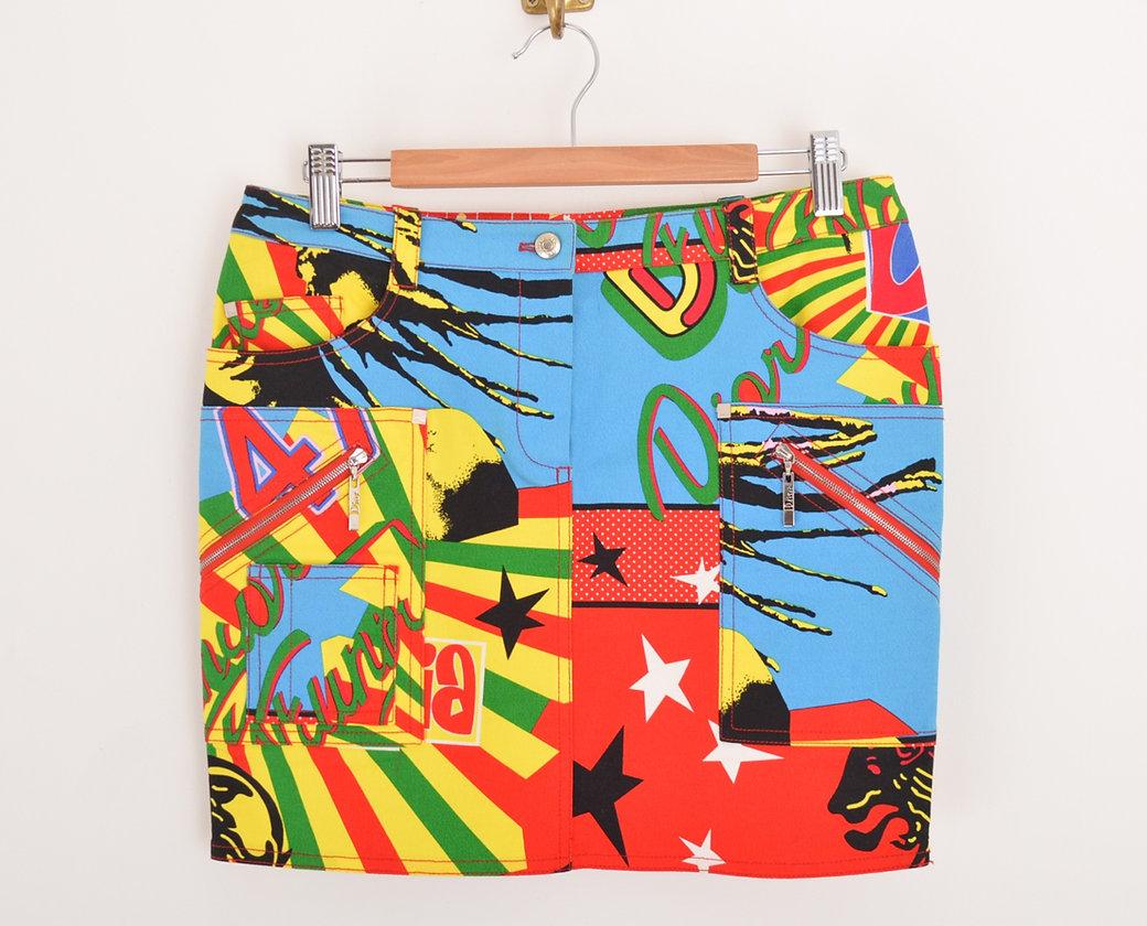 
Iconic Spring Summer 2003 Dior 'RASTA MANIA' Mini skirt. 
 
Features;
Zip & Button fasten closure
Multiple pockets
Dior embossed metal hardware & Zip pulls
Instantly recogniseable print
98% Cotton / 2% Lycra
 
Sizing;
Waist; 30'' (Mid-rise)
Length;