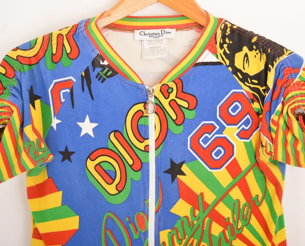 Iconinc Spring / Summer 2003 CHRISTIAN DIOR 'Rasta Mania' zip down top designed by JOHN GALLIANO for CHRISTIAN DIOR.
 
Features;
Zip front
'D' Shaped zip metal pull
Adjustable rouched sleeves
Vibrant graphic print throughout
Stretchy fit
95% Cotton