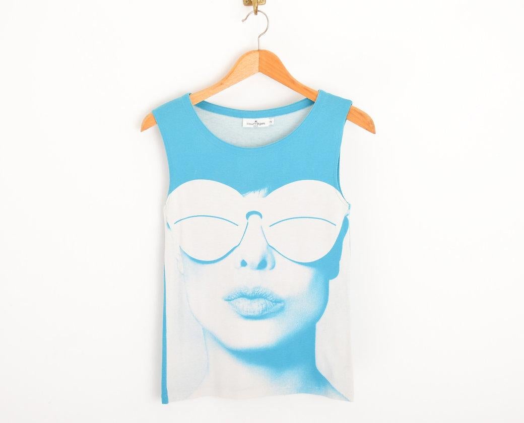 Fabulous 2000's Courrèges sleeveless cotton vest top in blue and white, depicting the Iconic 1965 Snow Goggle imagery in a photographic style print. 
 
Features;
Sleeveless
Rounded neckline
Plain blue reverse
100% Cotton
 
Sizing;
Pit to Pit; 15'' -