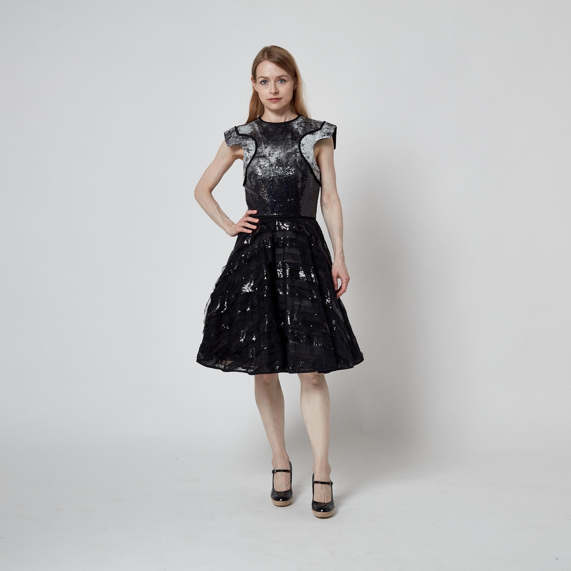 DAVID FIELDEN Monochromes Kleid aus Pailletten und Tüll im Angebot 1