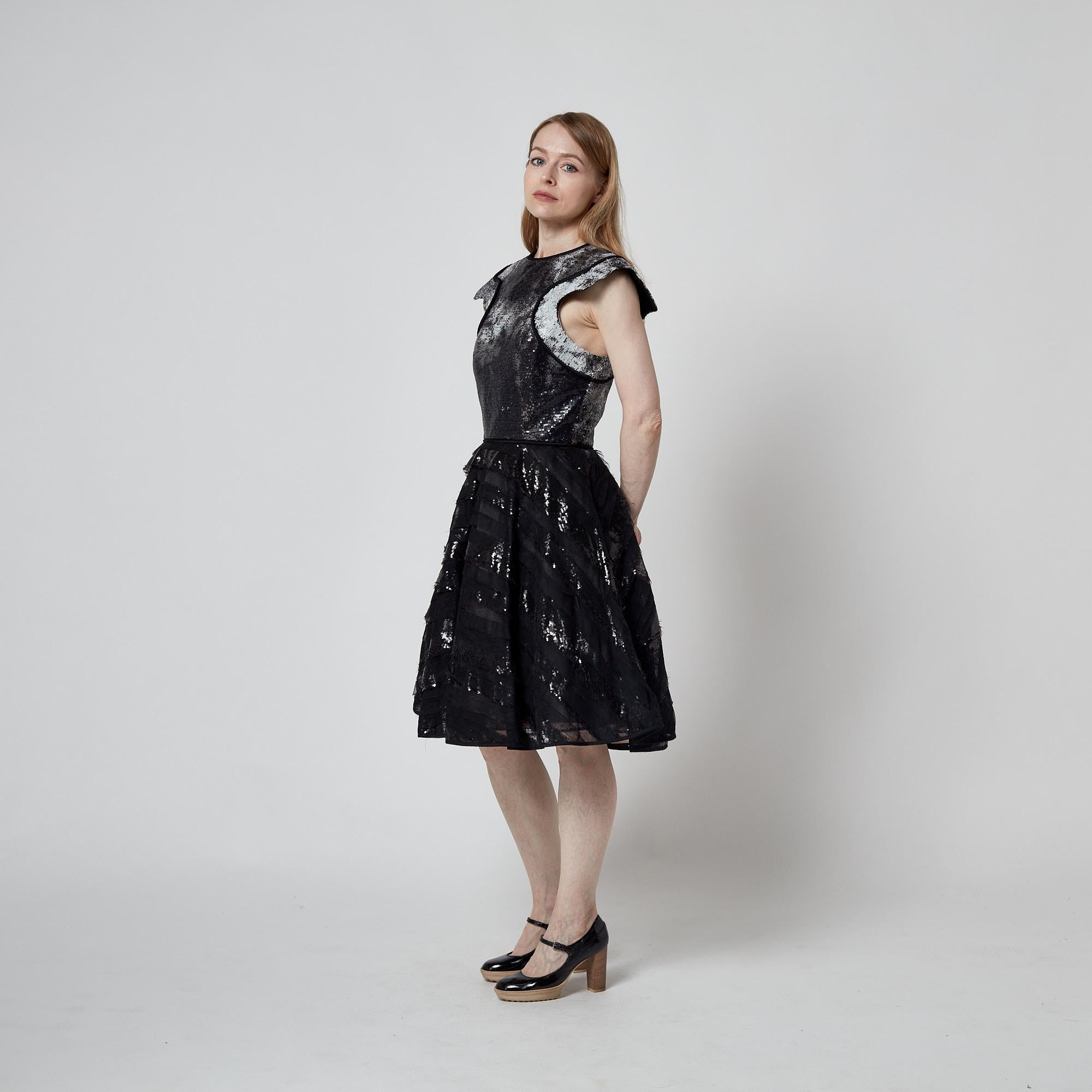 DAVID FIELDEN Monochromes Kleid aus Pailletten und Tüll im Angebot 2