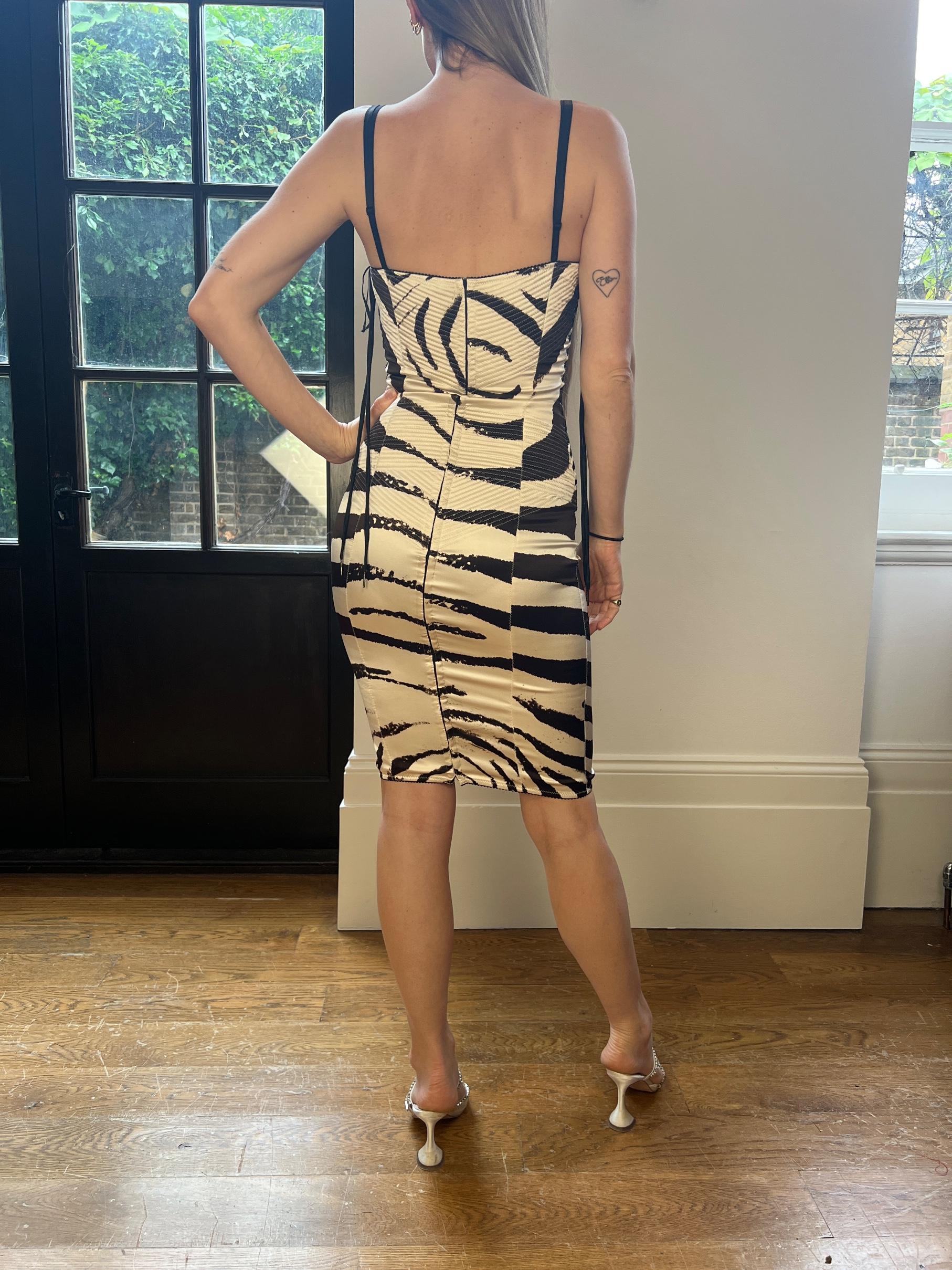 Y2K Dolce und Gabbana Gestepptes Seidenkorsettkleid mit Zebradruck und Korsett im Angebot 2