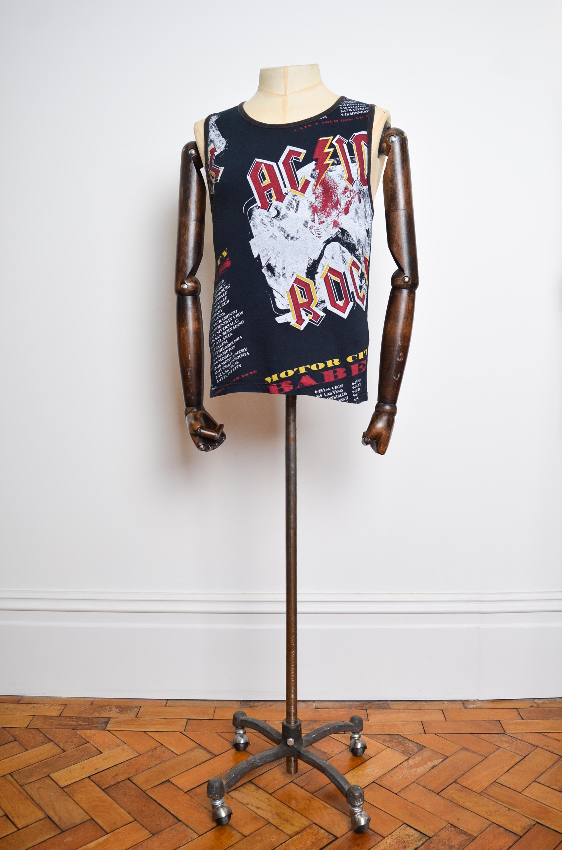 Divertida camiseta de tirantes Dolce & Gabbana 2001 con estampado de la banda de rock ACDC, confeccionada en algodón estampado, con cuello y mangas de canalé

FABRICADO EN ITALIA.      

100% algodón   

El tallaje se mide en pulgadas:  
De foso a