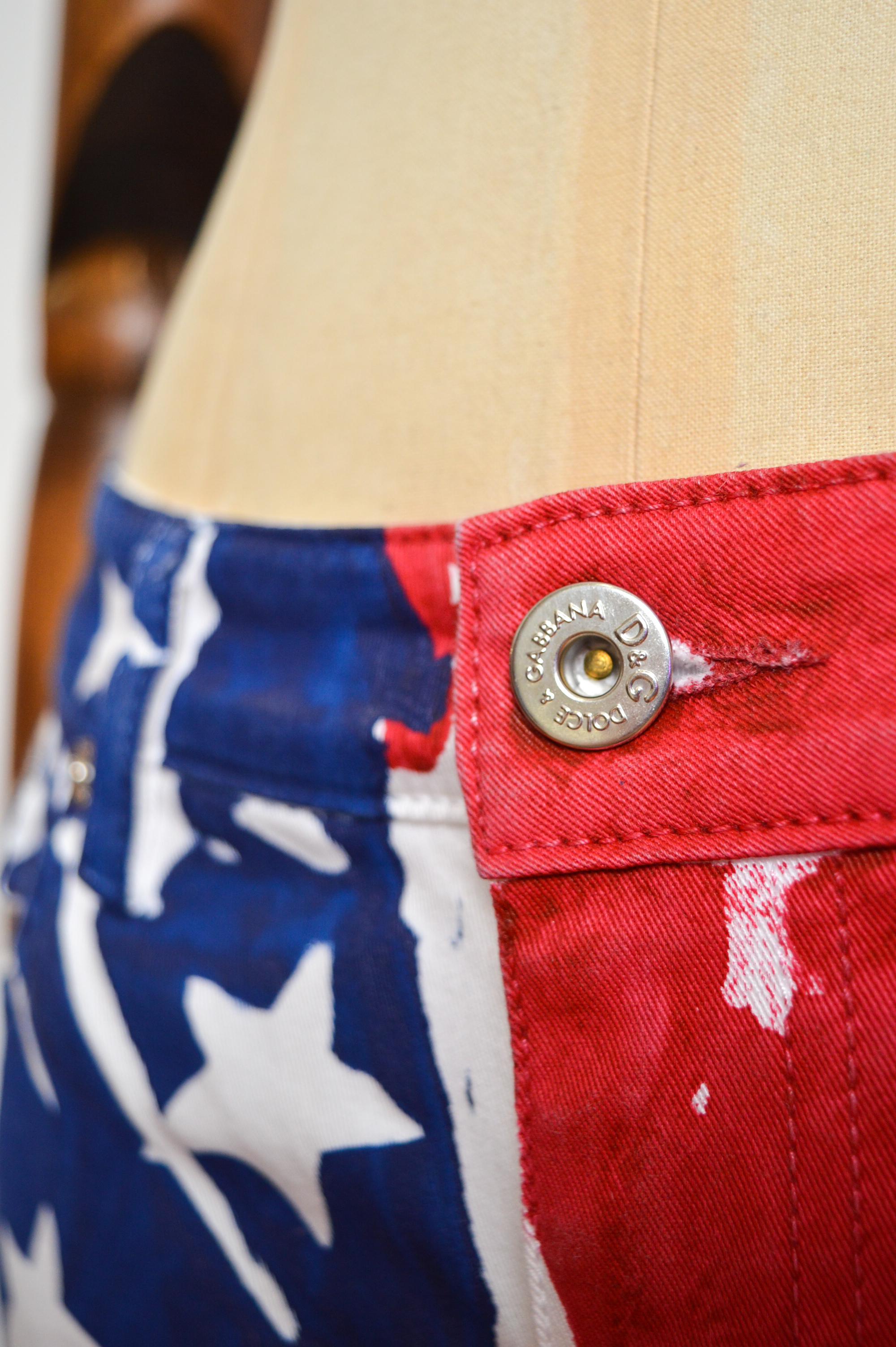 Y2k Dolce & Gabbana Amerikanische Flagge Sterne & gestreifte, tief ausgeschnittene, schlanke Jeans - Hose (Braun) im Angebot