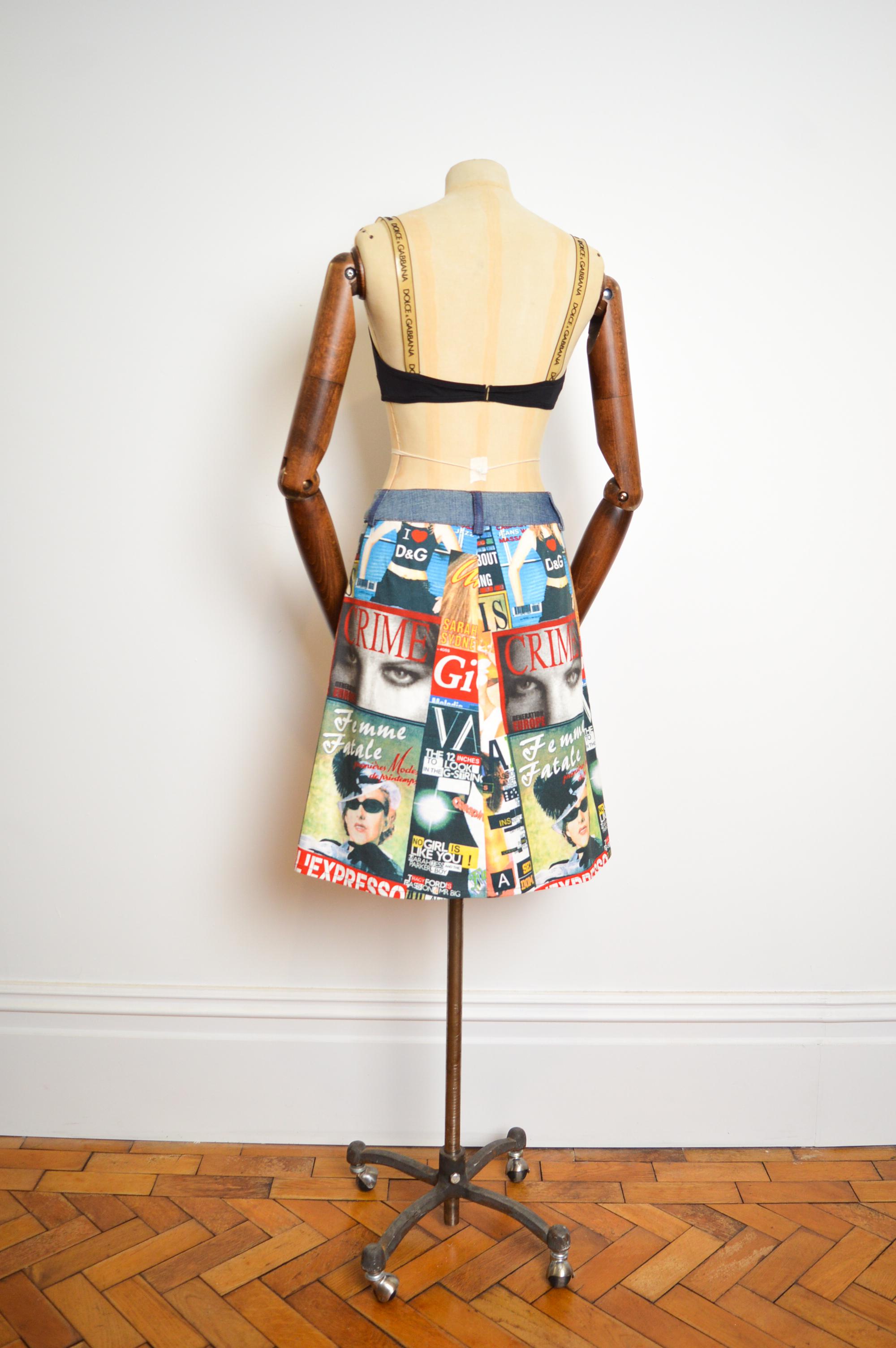 Y2k DOLCE & GABBANA Falda vaquera con estampado de revista colorido de los años 2000 en venta 7