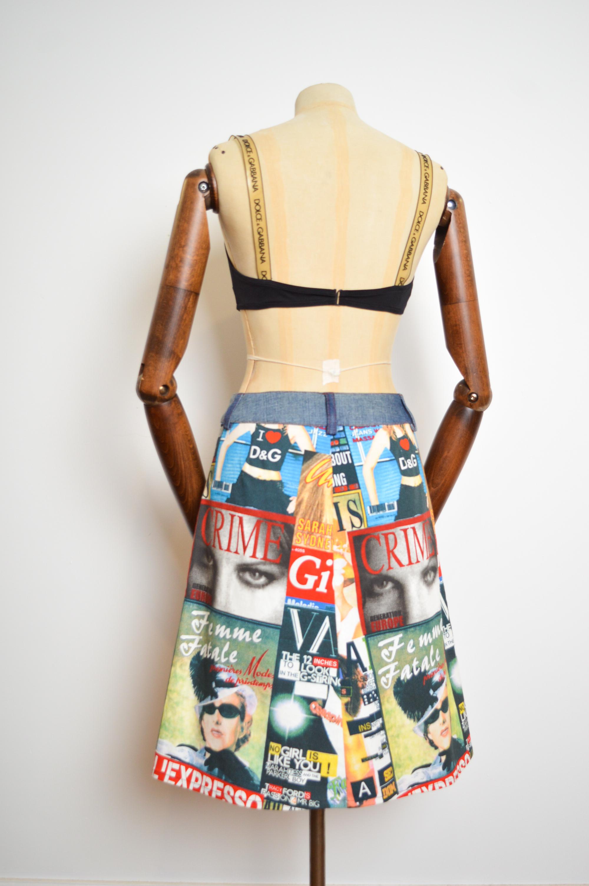 Y2k DOLCE & GABBANA Falda vaquera con estampado de revista colorido de los años 2000 en venta 4