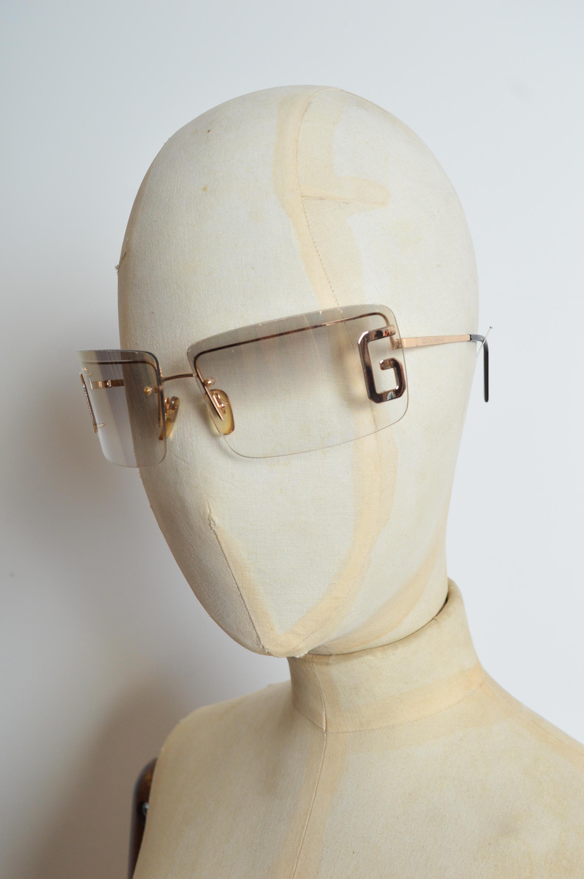 Iconic 2000s Dolce & Gabbana pale Gold tinted  lensed hades with Gold metal hardware detailing. 
MADE IN ITALY. 
Size - One size / Standard
Measurements in inches:
Frame length across the Front - 5.5”
Frame hight - 1.75”
Condition; Condition; 8/10