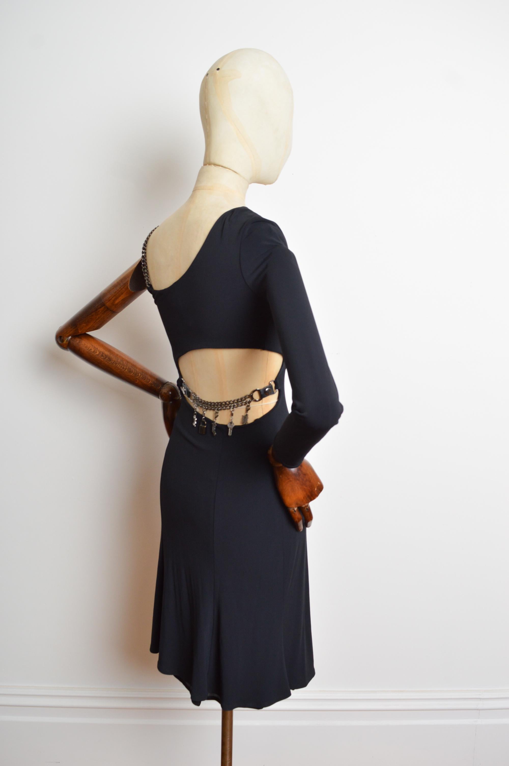 A Fabulous Donatella Versace One Sleeved 2000's Black Dress with Chrome Chain detail on the shoulder, and a cut out at the waist with decorative Versace charm details.
Size; We would recommend this Dress to best fit UK 8-10.
Measurements are