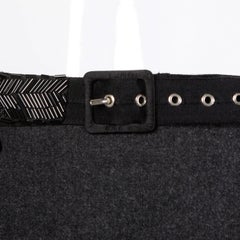 Falda de lana gris de Y2K Dries Van Noten con cinturón negro con abalorios