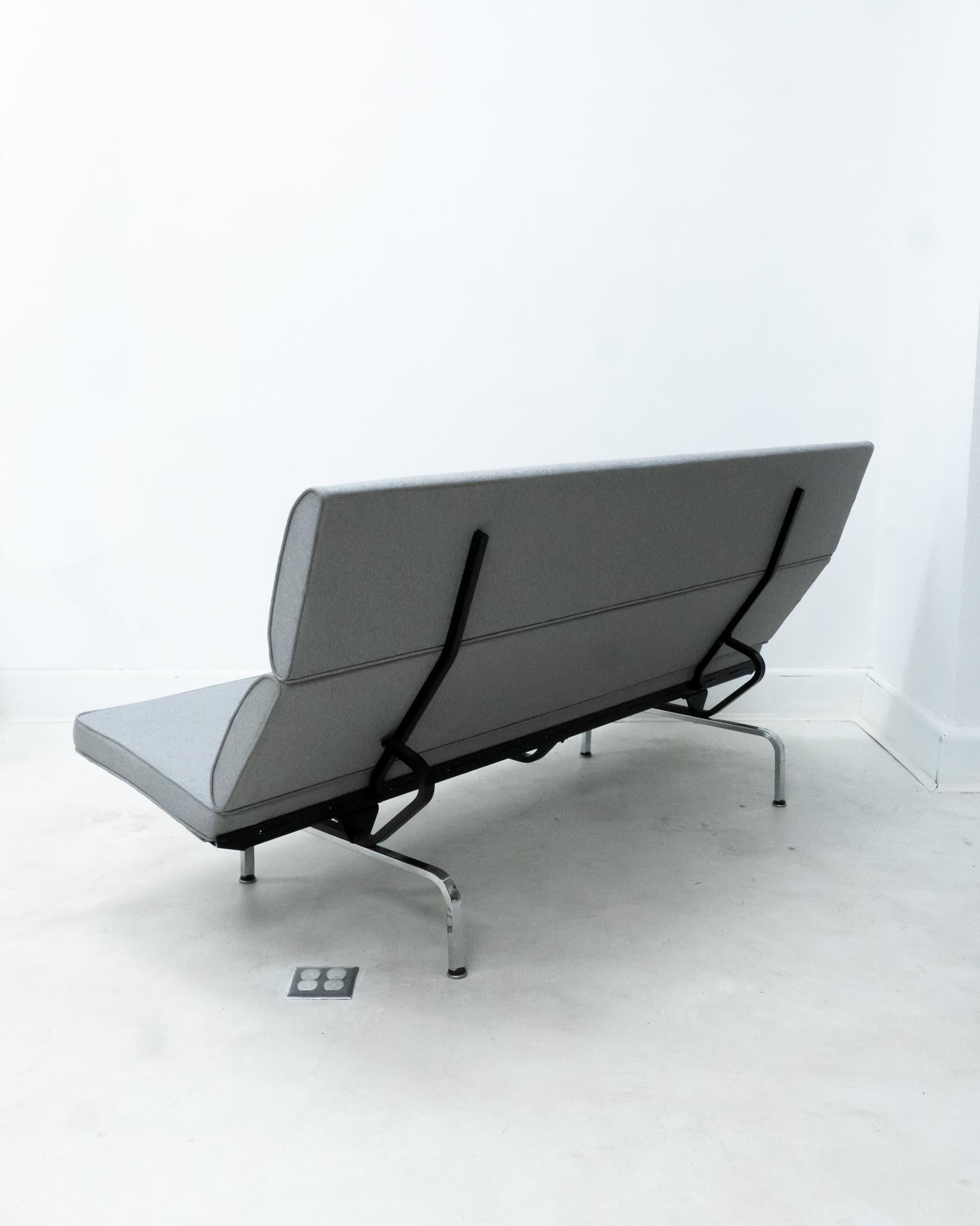 Y2K Eames Compact Couch by Herman Miller In Good Condition In San Gabriel, CA