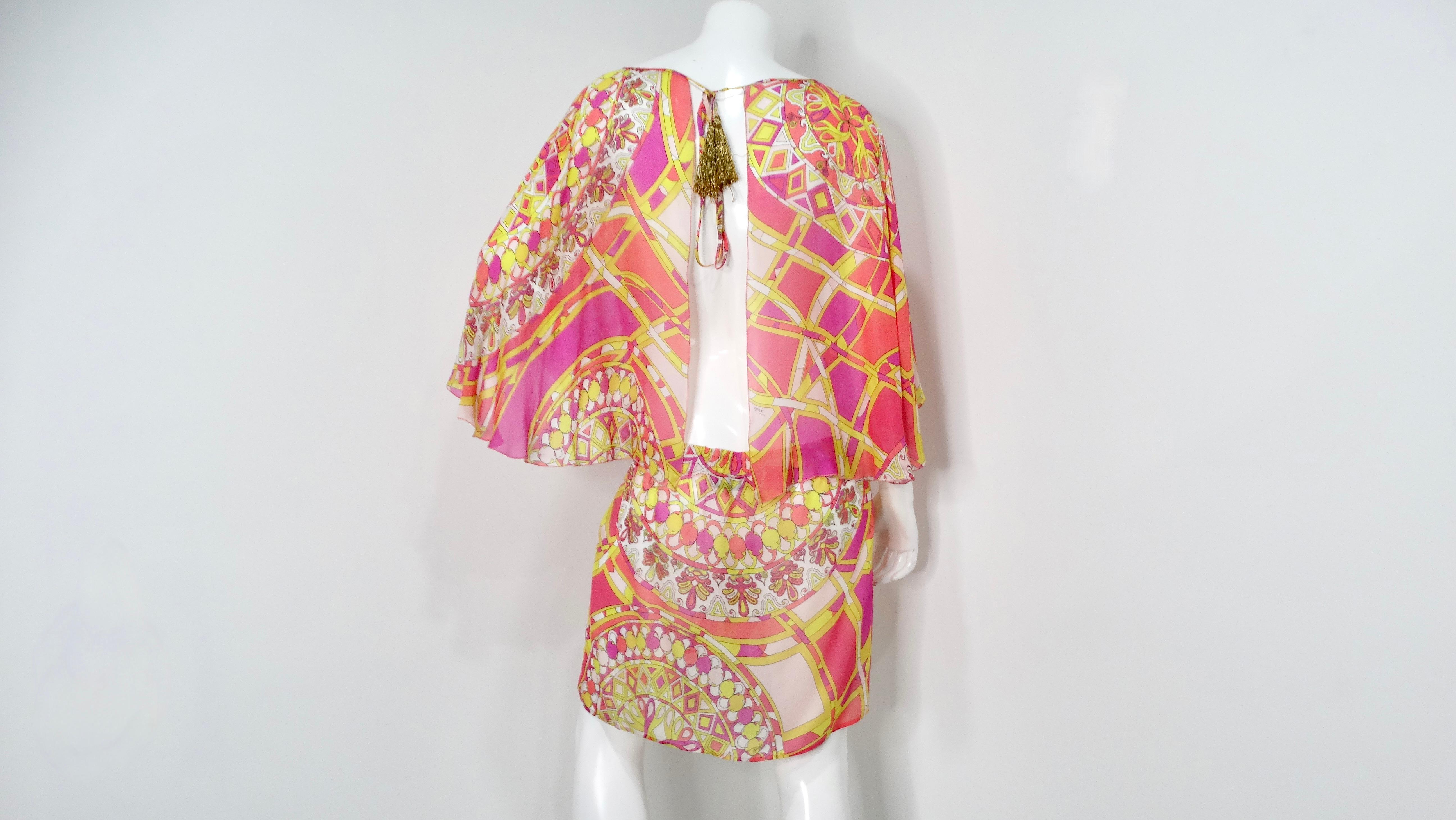 Voici la robe dos nu en soie imprimée d'Emilio Pucci, un mélange étonnant d'élégance ludique et de design audacieux. Confectionnée en soie diaphane luxueuse, cette pièce exquise présente l'imprimé rose emblématique de Pucci, qui apporte une touche
