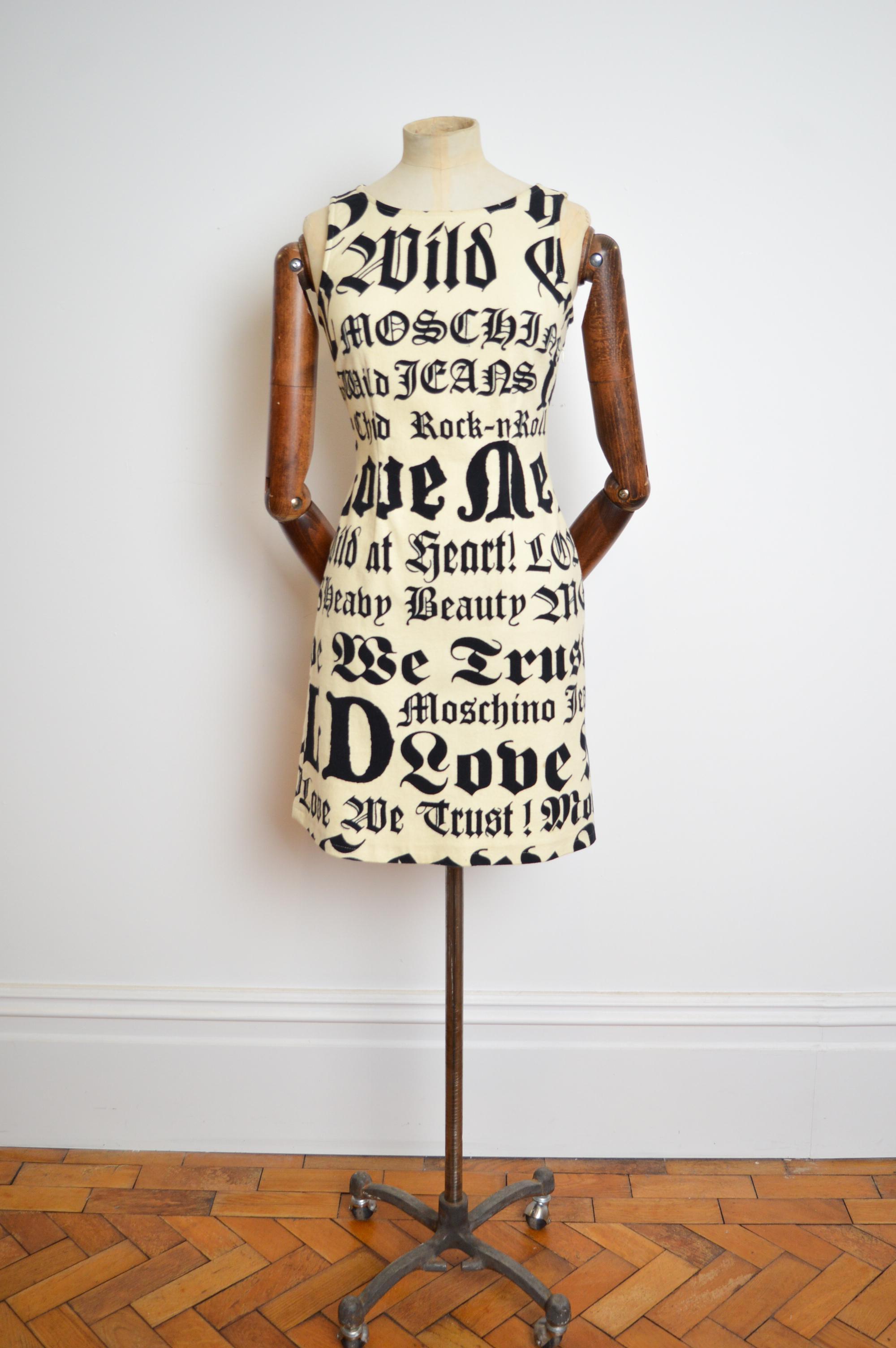 Y2K Gothic font MOSCHINO All over print 2000s mini Shift Dress
MADE IN ITALY
Off white and Black 
Soft thick material (98% Cotton / 2% Elasthane)
Material has a little stretch
Concealed Zip side
Pit to Pit; 18”
Nape to Hem; 34”
Waist; 28-31”
Size;