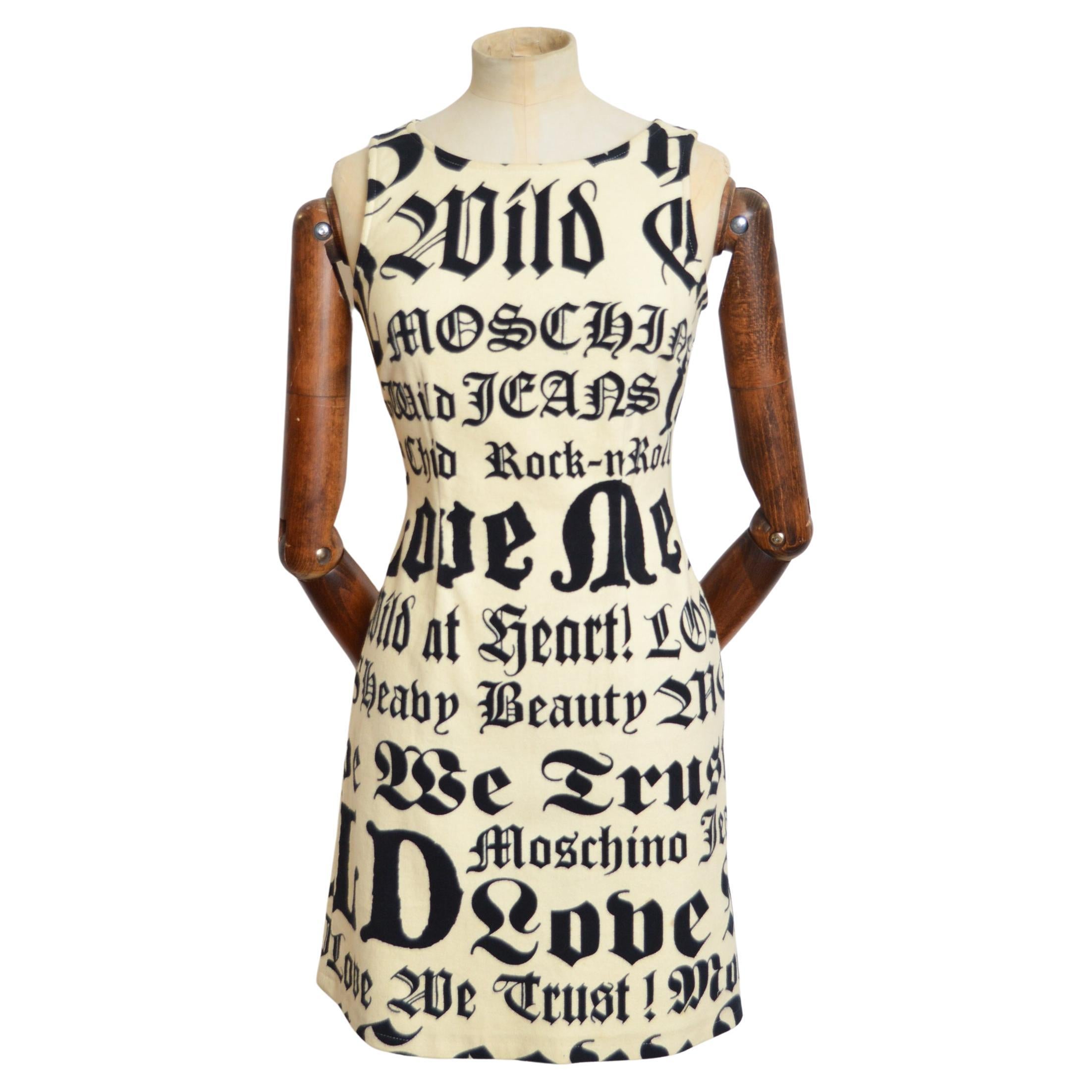 Y2K Fuente gótica MOSCHINO Todo 2000s Rock N Roll Palabra impresión mini Shift Dress
