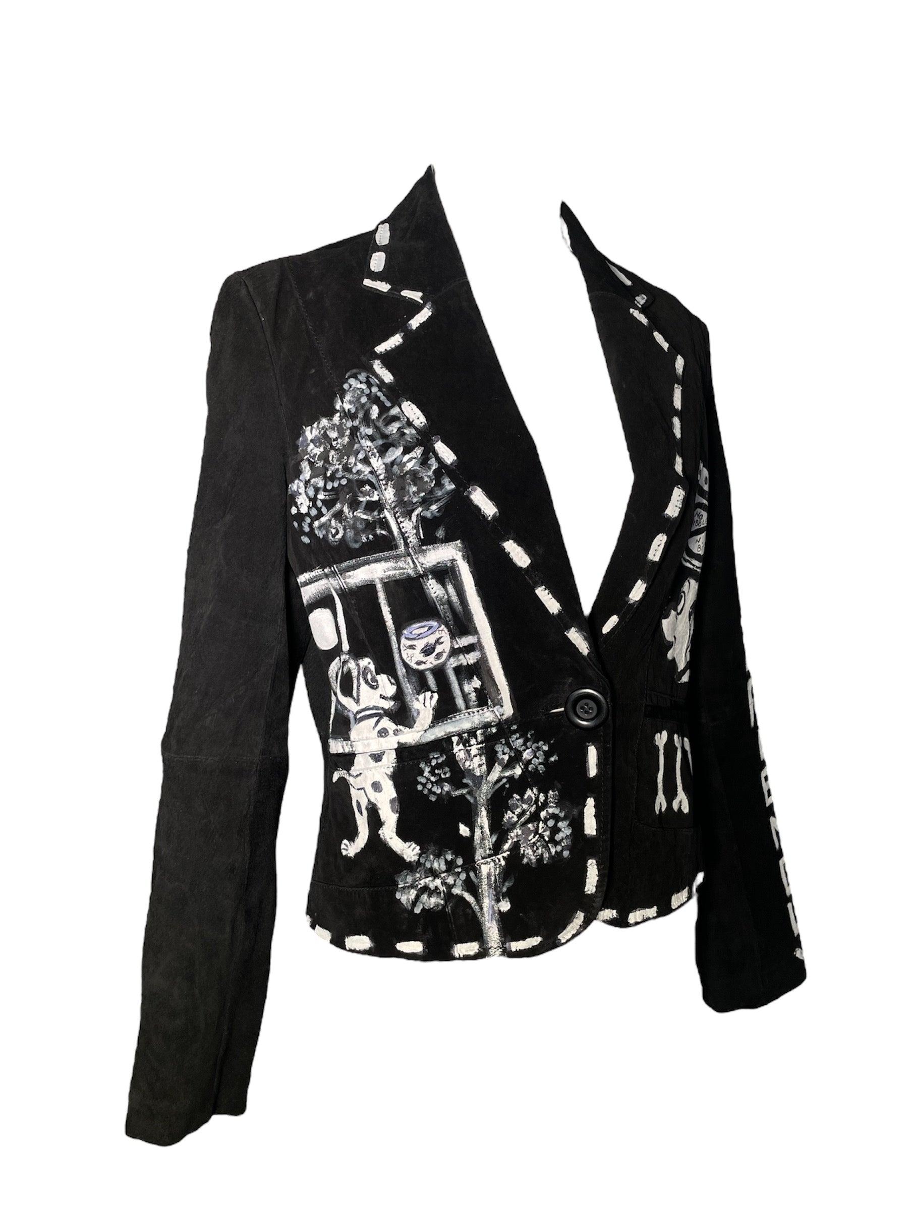 Canalisez l'artiste qui sommeille en vous avec cette veste en daim noir peinte à la main et de style Punk DIY ! Ce chef-d'œuvre inspiré des 