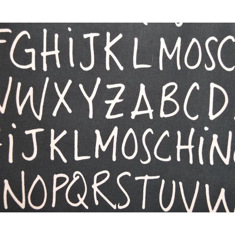 Iconic Vintage 2000's Moschino 'Alphabet' gemustert buchstabieren Minirock in schwarz mit weißem ABC Druck alle über. 

GEFERTIGT IN ITALIEN.

Merkmale:
Seitlicher Reißverschluss
Eine Linienform
Saum in Überknielänge
Hoch taillierte