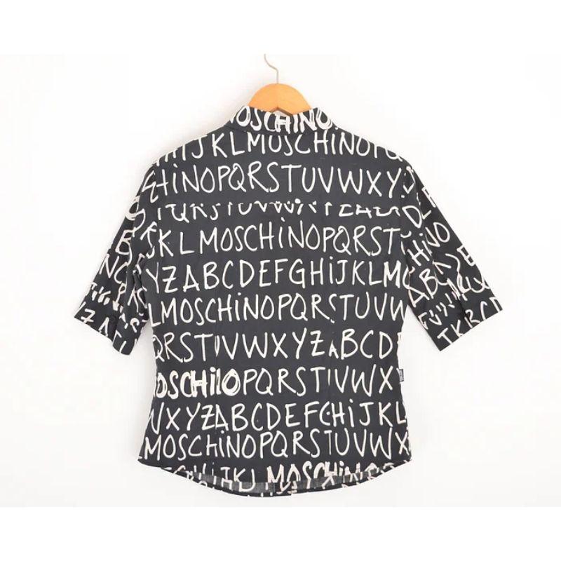 Y2k Iconic 2000er Jahre Vintage Moschino 'Alphabet' Ausgeschnittenes Hemd mit Muster im Zustand „Gut“ im Angebot in Sheffield, GB