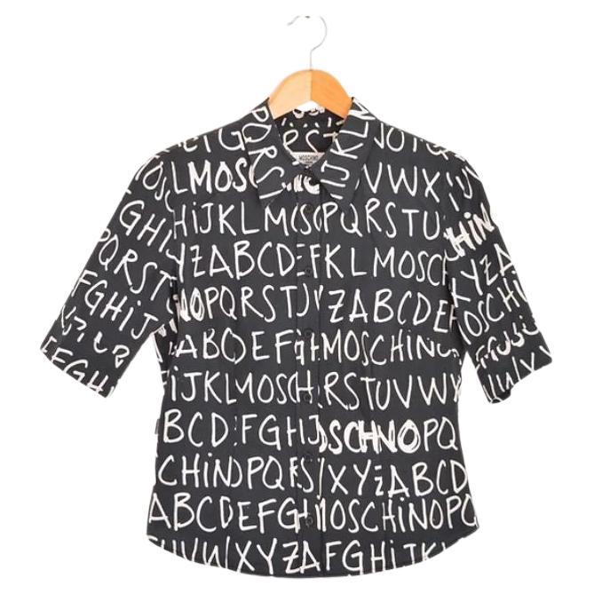 Y2k Iconic 2000er Jahre Vintage Moschino 'Alphabet' Ausgeschnittenes Hemd mit Muster im Angebot