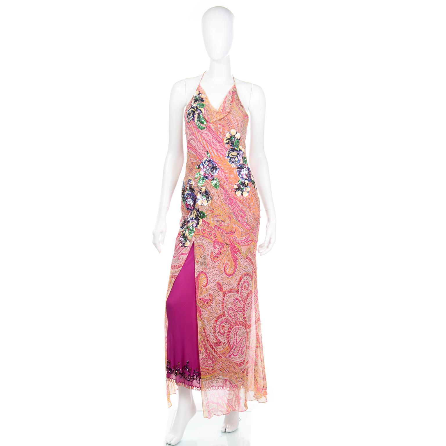 Dieses Vintage Y2K Jenny Packham Slip-Kleid wäre ein perfektes modernes Abendkleid! Dieses wunderschöne Seidenslip-Kleid ist mit einem ultra feinen, halbdurchsichtigen Paisley-Druck in magentafarbenen, orangefarbenen, gelben, braunen, grauen und