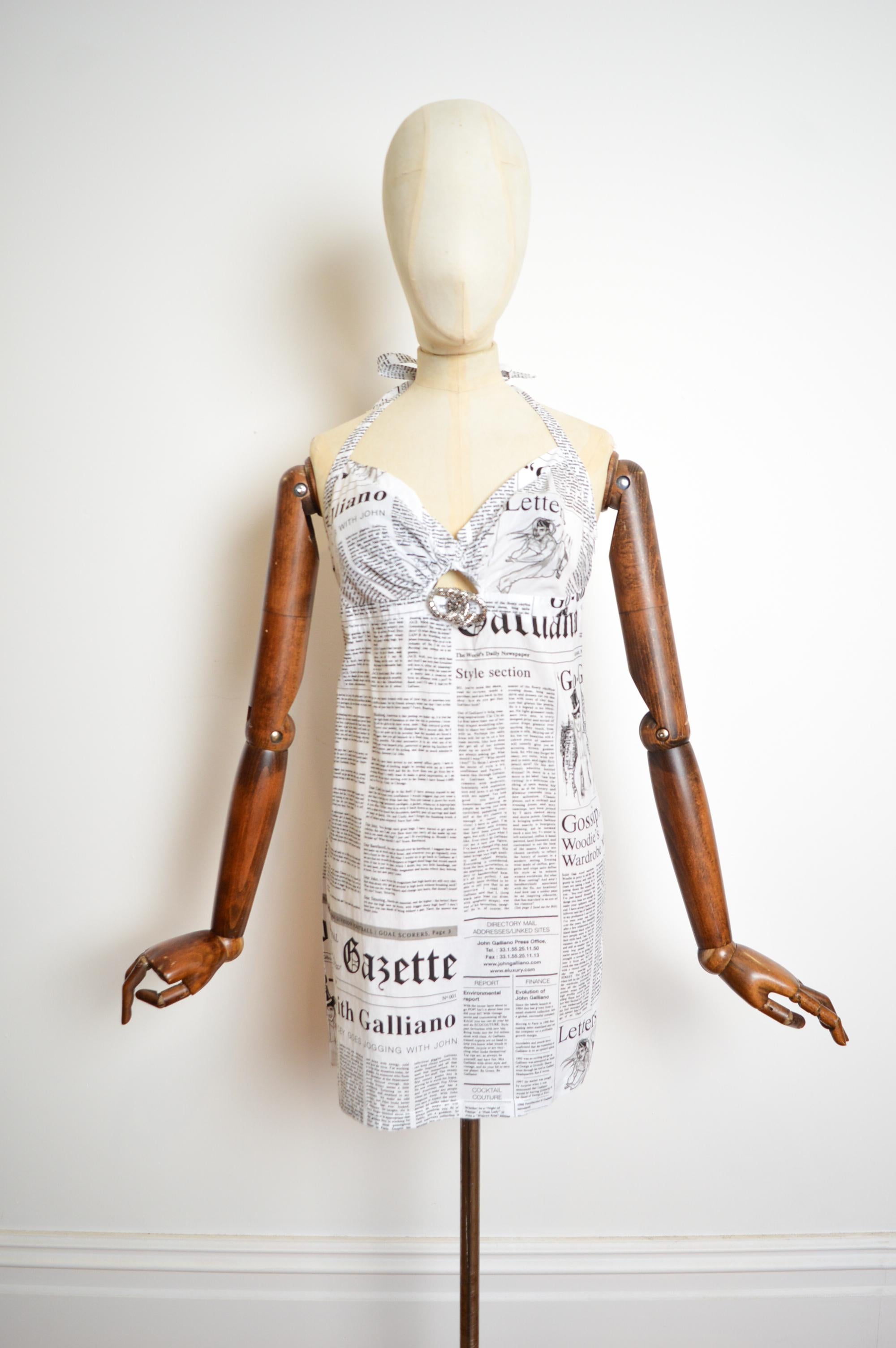John Galliano, stampa giornali anni 2000, mini abito con scollo ad aletta in vendita 5