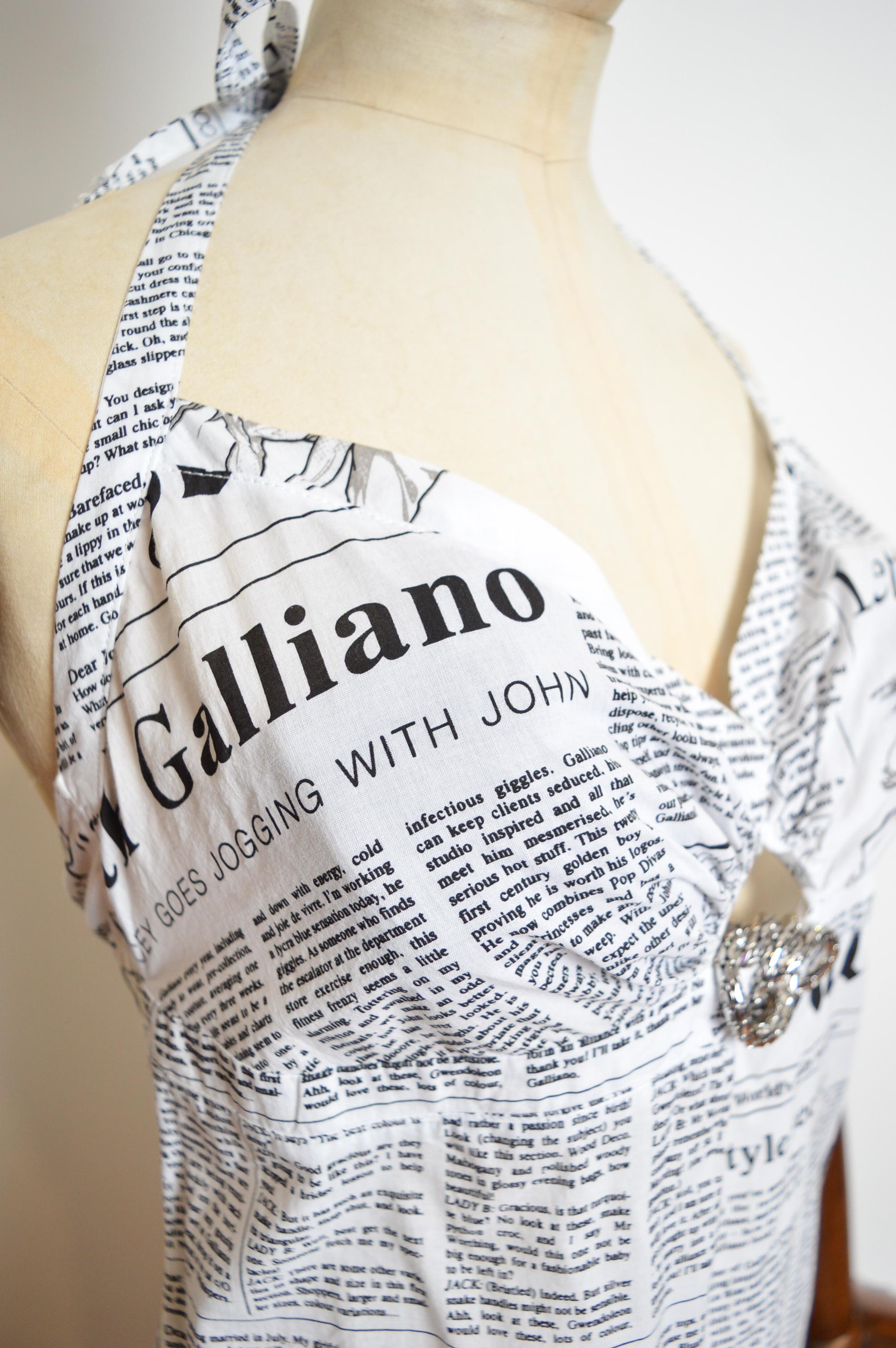 John Galliano, stampa giornali anni 2000, mini abito con scollo ad aletta in vendita 6