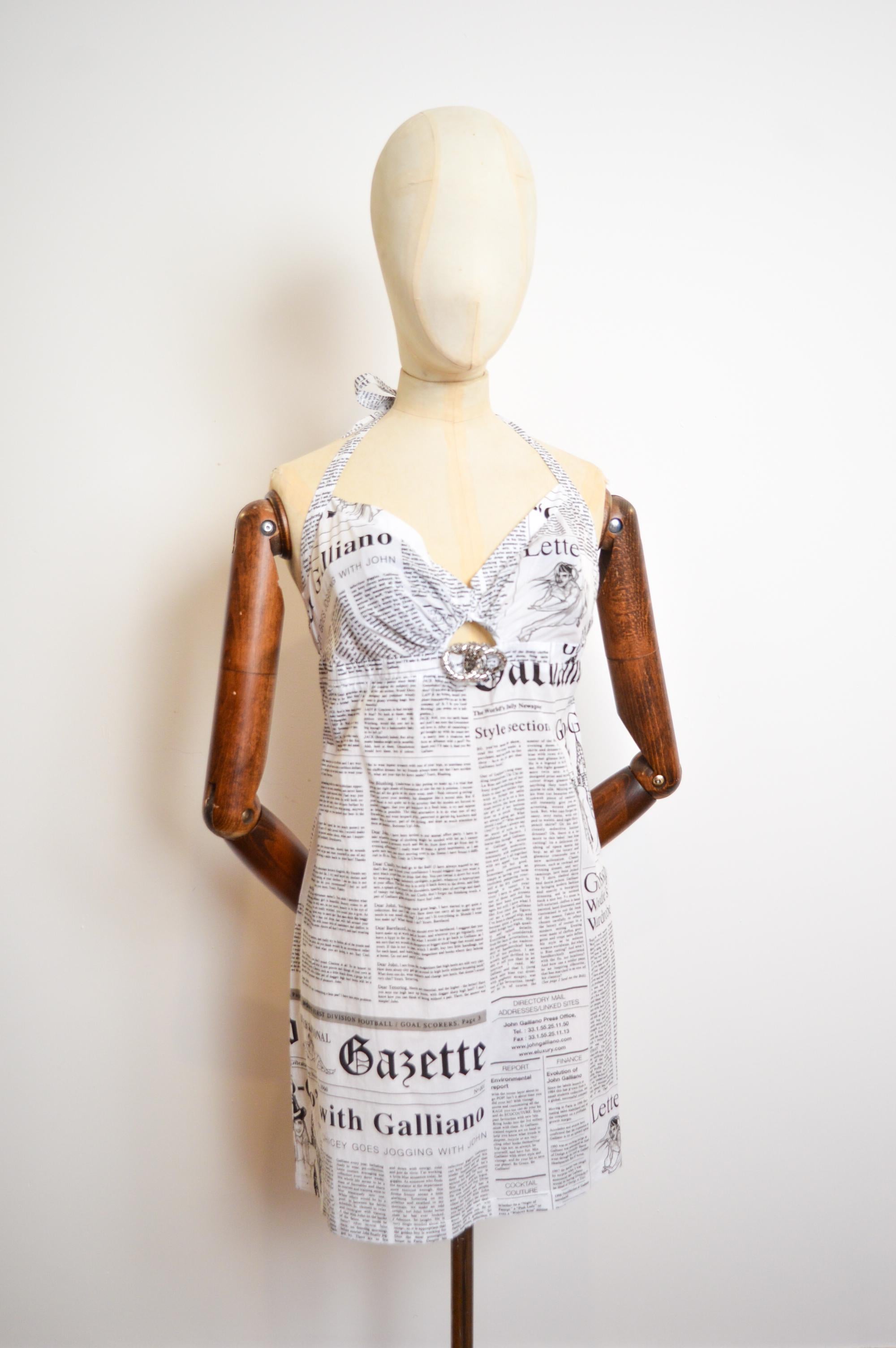 John Galliano, stampa giornali anni 2000, mini abito con scollo ad aletta In condizioni ottime in vendita a Sheffield, GB