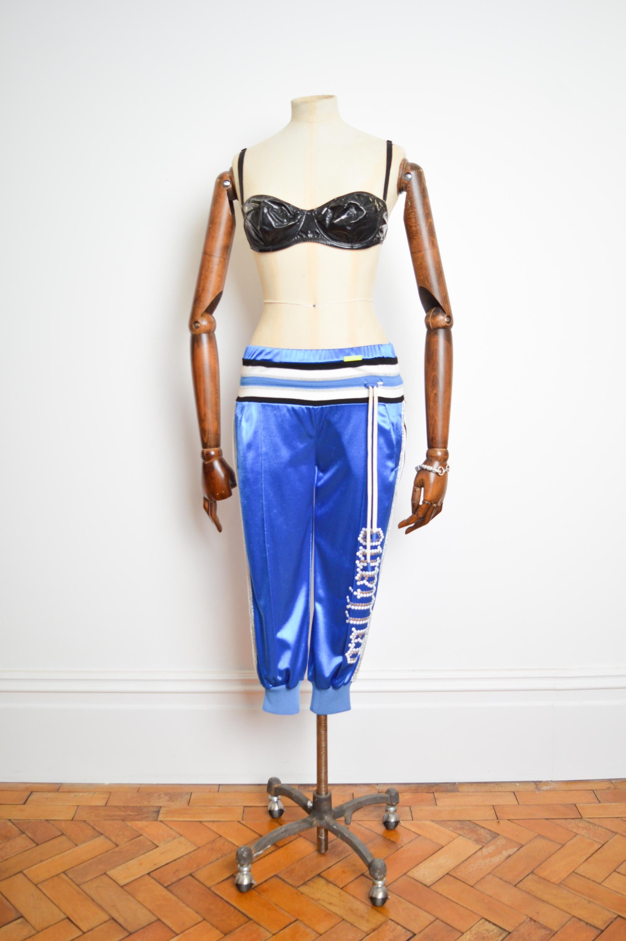 Divertente pantalone a vita bassa John Galliano Saphire Blue in seta, con un forte dettaglio della firma 