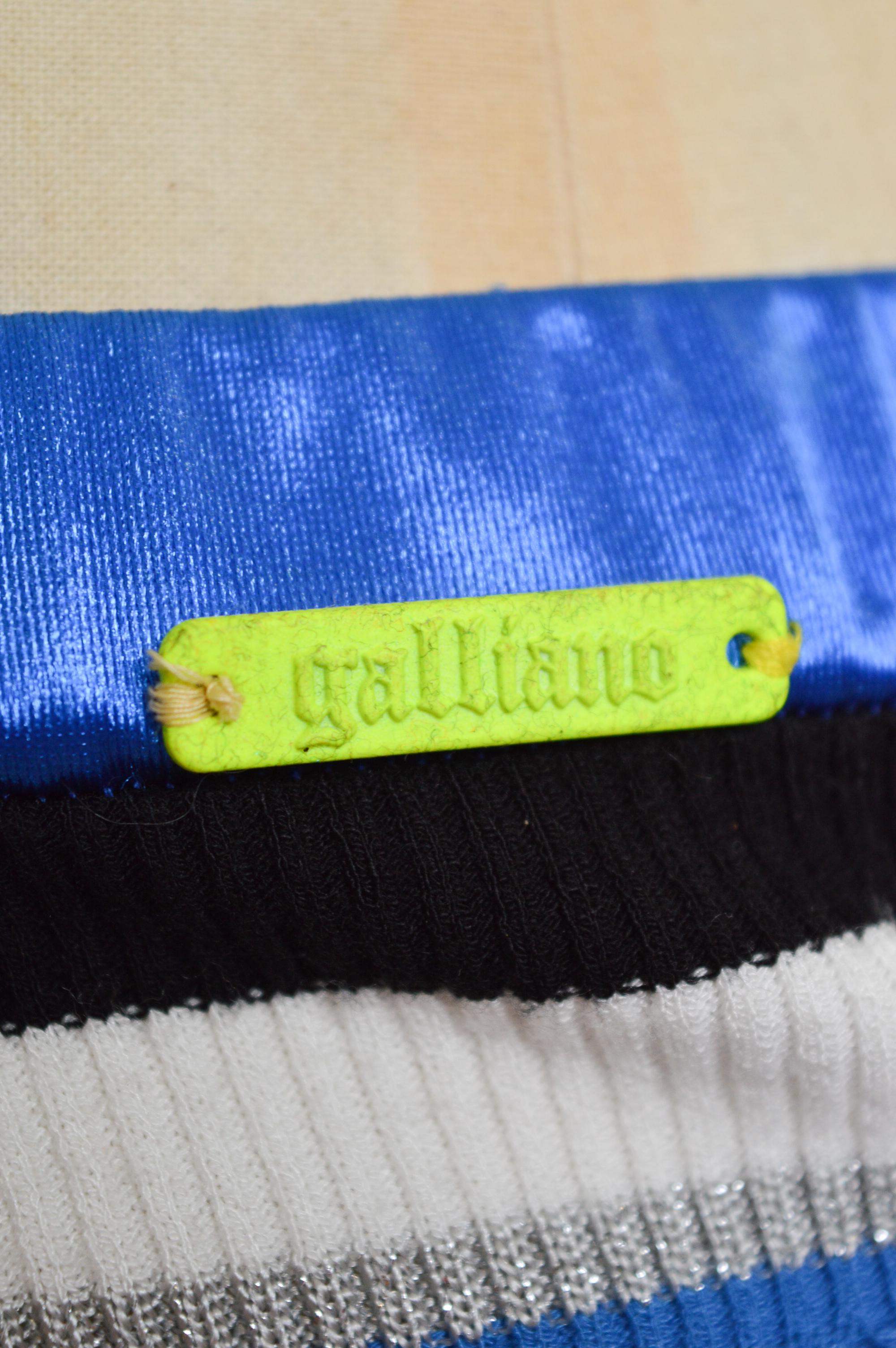 Grigio Pantaloni da jogging e da boxe Y2k John Galliano in raso a vita bassa a 3/4 blu in vendita