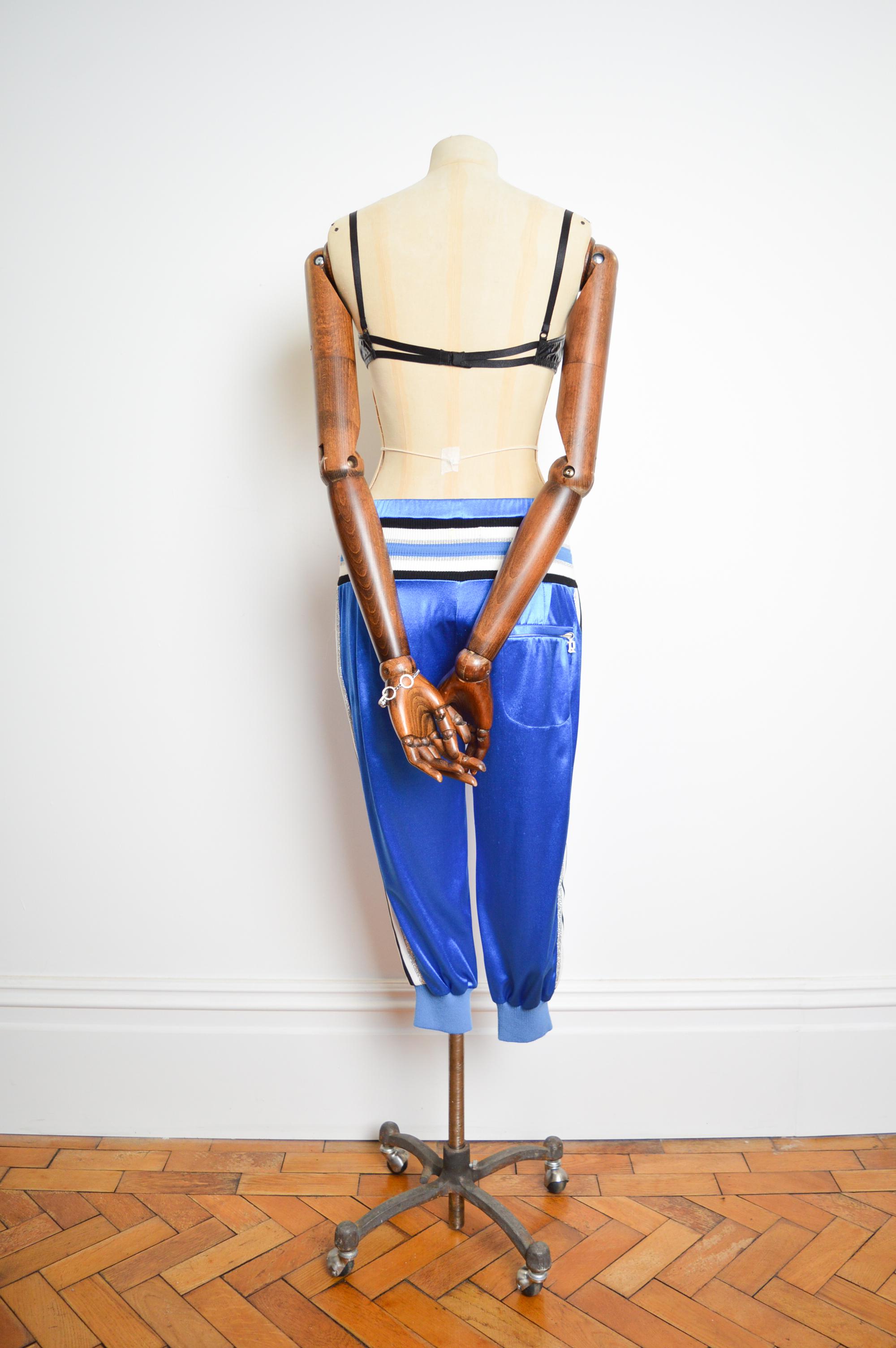 Pantaloni da jogging e da boxe Y2k John Galliano in raso a vita bassa a 3/4 blu in vendita 2