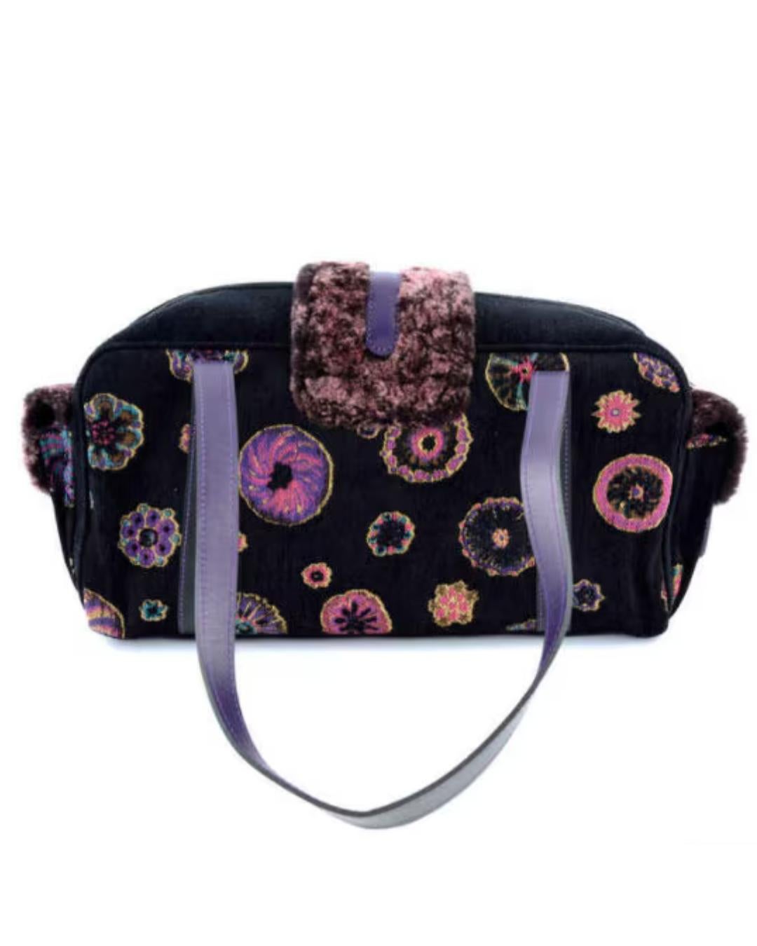 Questa borsa in edizione limitata per l'anno 2000 è firmata dall'azienda francese di pelletteria di lusso Longchamps. Ricorda la classica borsa Boston del marchio con la sua forma squadrata e le cinghie avvolgenti. Il tessuto esterno nero offre una