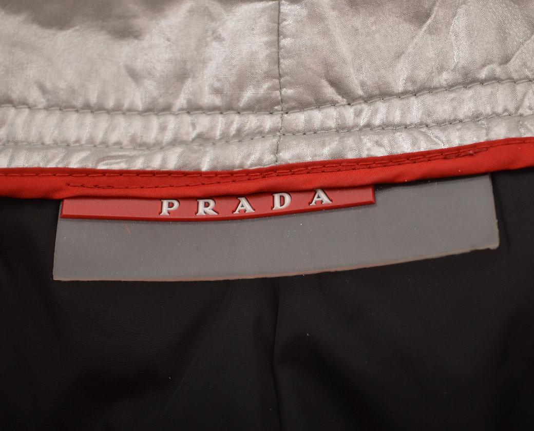 Pantalon de ski PRADA des années 2000, à double épaisseur, en tissu métallique argenté, avec divers éléments tactiques. Pour la ligne sportive Linea Rossa, emblématique de Prada.
 
Caractéristiques ;
Taille moyenne
Tissu épais à deux