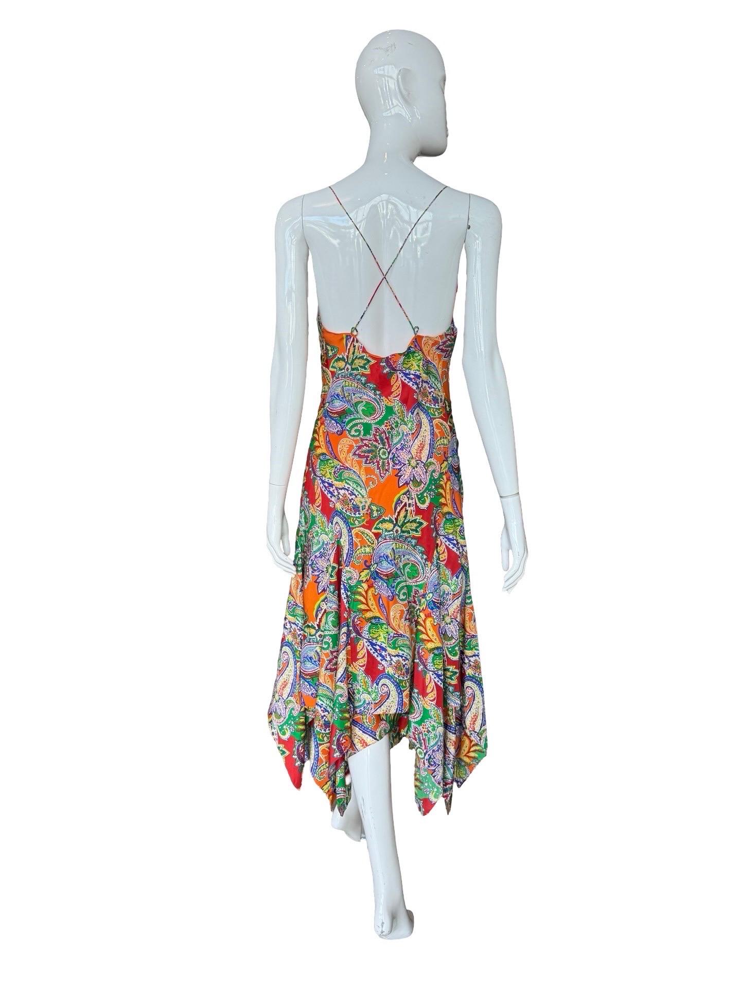 Precioso vestido de verano con el estilo clásico de Ralph Lauren.  Tejido de seda naranja brillante paisley con corte al bies, cintura caída y falda fluida con pañuelo.  Totalmente forrado de seda naranja.   Talla 8.  Buen estado. 

Cintura