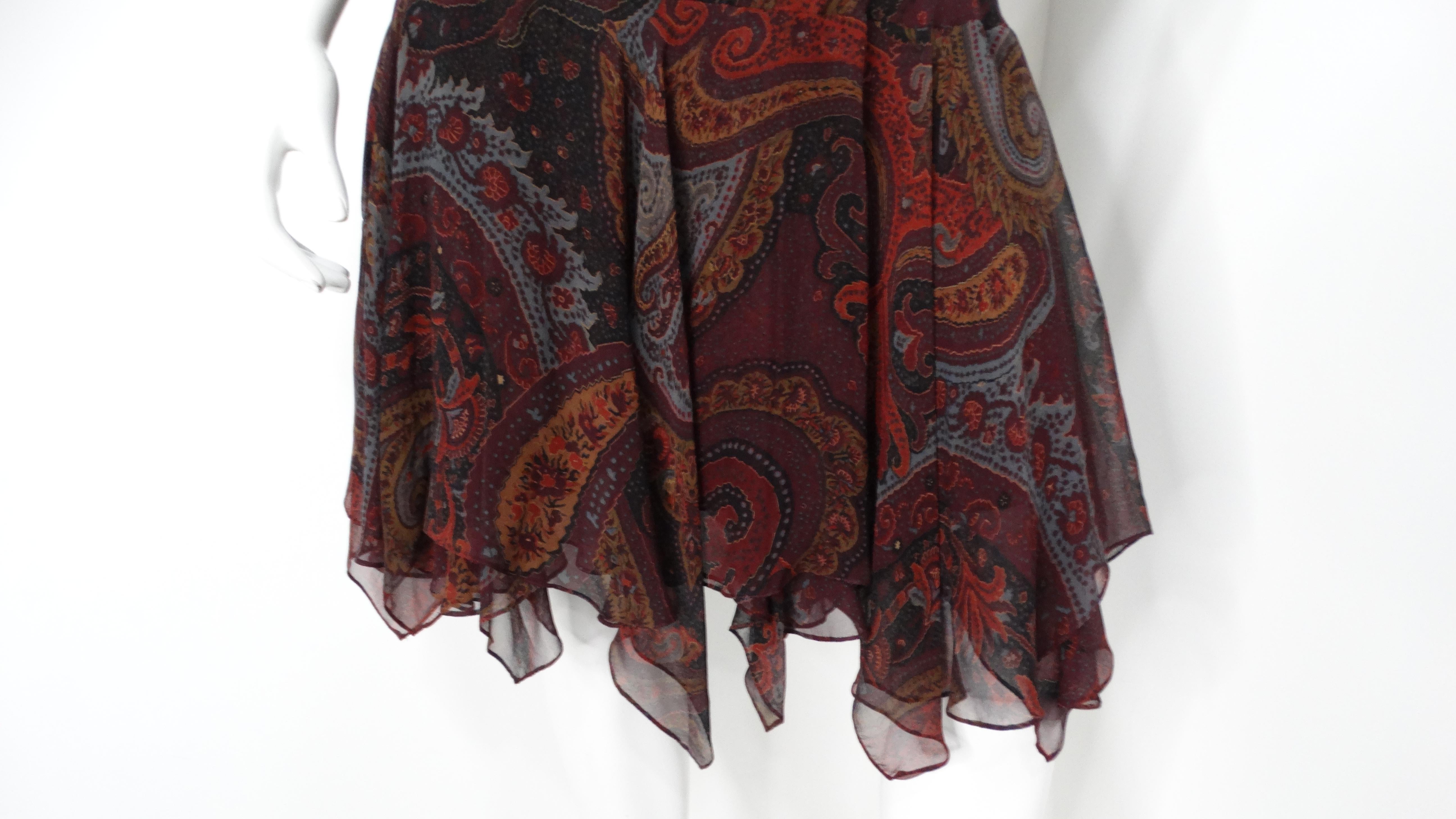 Adéntrate en la elegancia atemporal con el Vestido sin mangas de gasa de seda con estampado Paisley Y2K Ralph Lauren. Esta impresionante pieza presenta una rica paleta de colores burdeos y berenjena, realzada por un alegre estampado paisley que