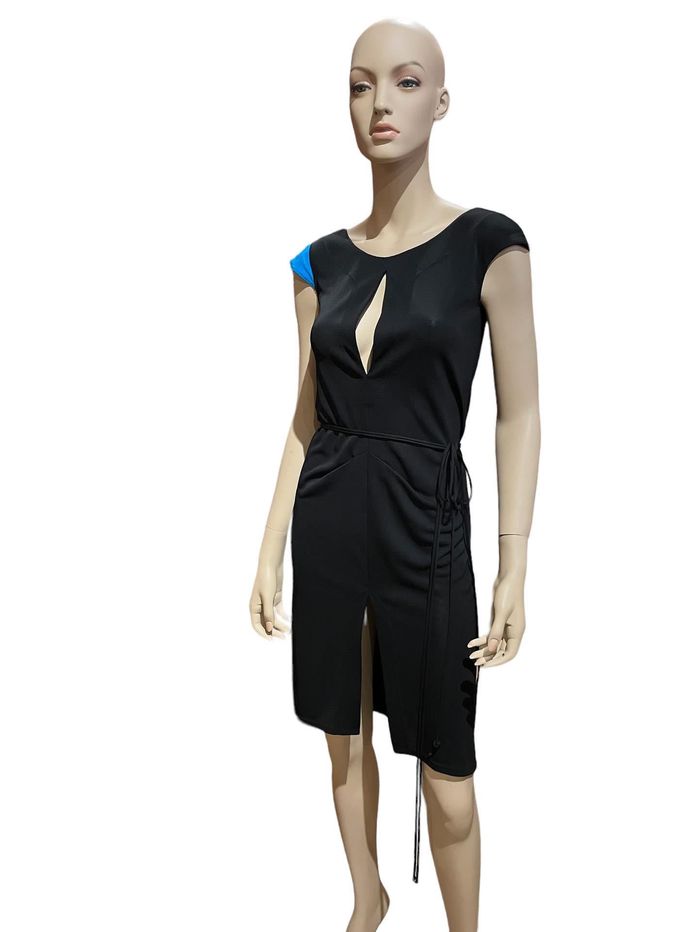 Y2K Stephen Burrows Jersey Wrap Dress

Iconic black jersey wrap dress by the incredible world renowned designer Stephen Burrows. Beautiful open back with a touch of blue on the right shoulder. This piece is a rare find in excellent condition!

Size