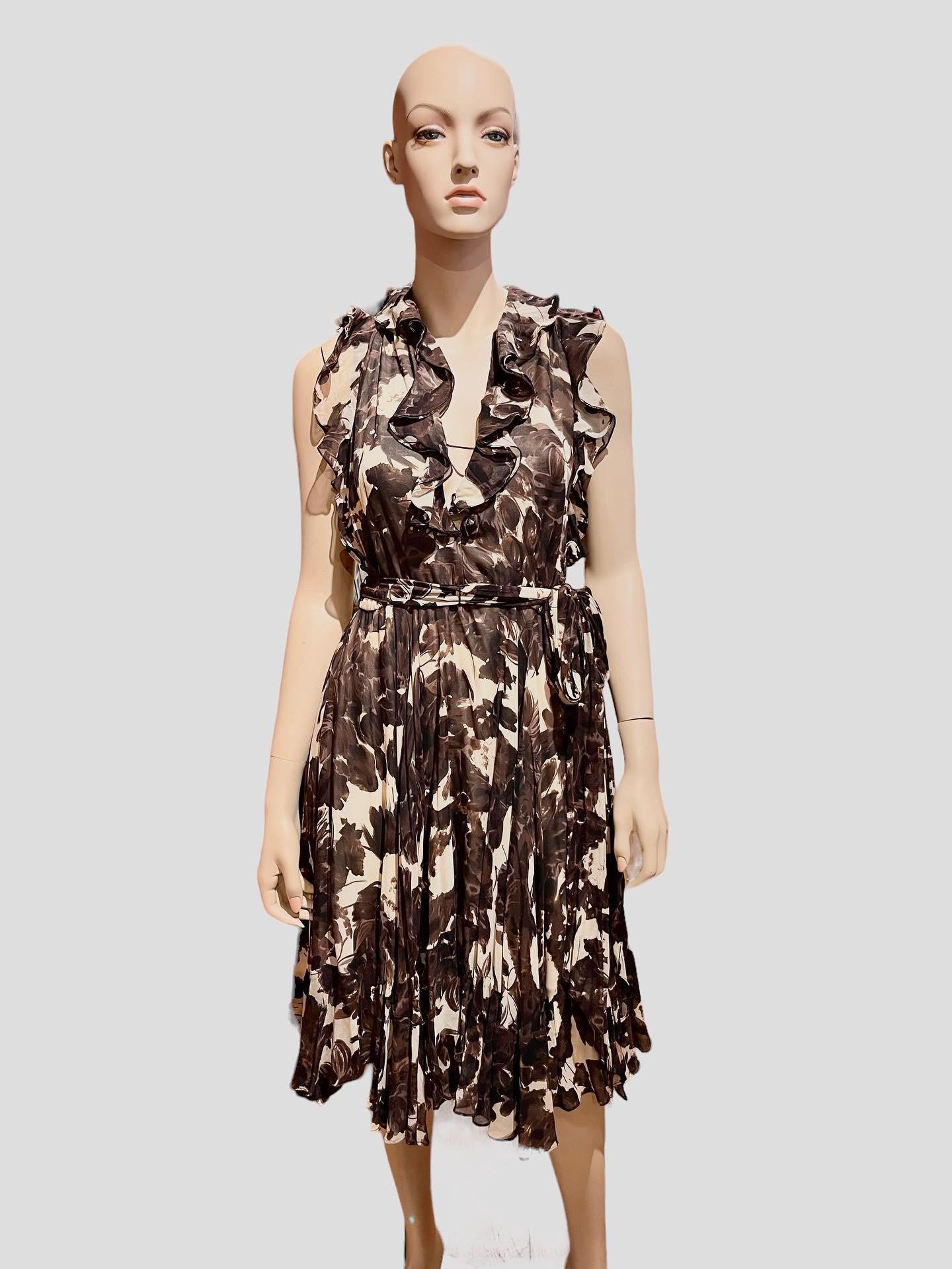 Gorgeous Stephen Burrows Brown & Cream Silk Chiffon Abstract Floral Print Ruffle Dress

Bust: 34”
Waist: 28”
Length: 41”

Labeled size 10.

Stephen Burrows is an American fashion designer based in New York City, known for being one of the first