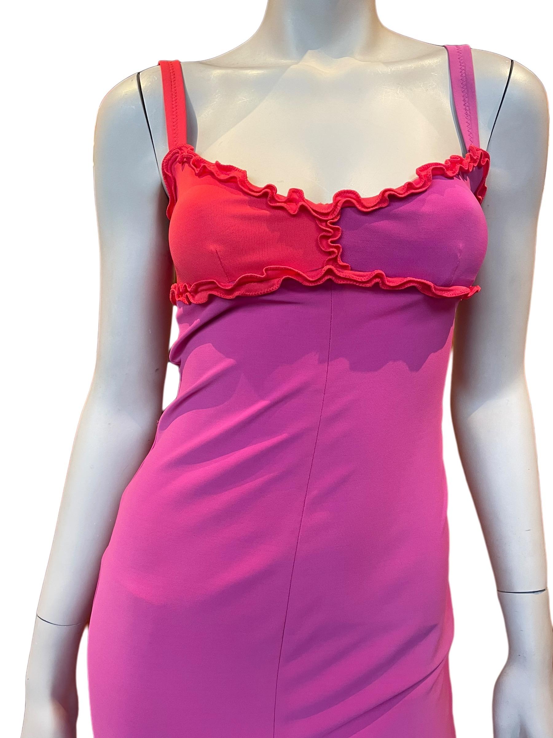 Y2K Stephen Burrows Vestido Rosa Ombré y Ribete de Lechuga Slinky 

Sexy vestido midi rojo y rosa ombre de tirantes finos, con ribete de lechuga alrededor del pecho y abertura central. 