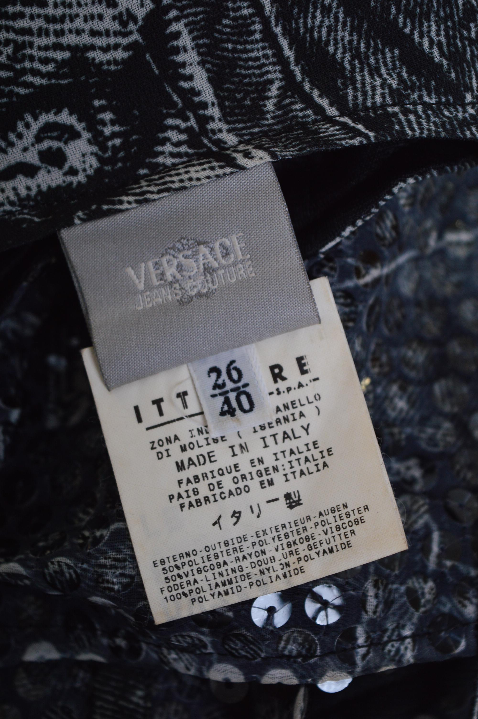 Y2k Trompe L'oeuil VERSACE Mini-robe à bretelles à motifs de sequins et de jean imprimé Bon état - En vente à Sheffield, GB