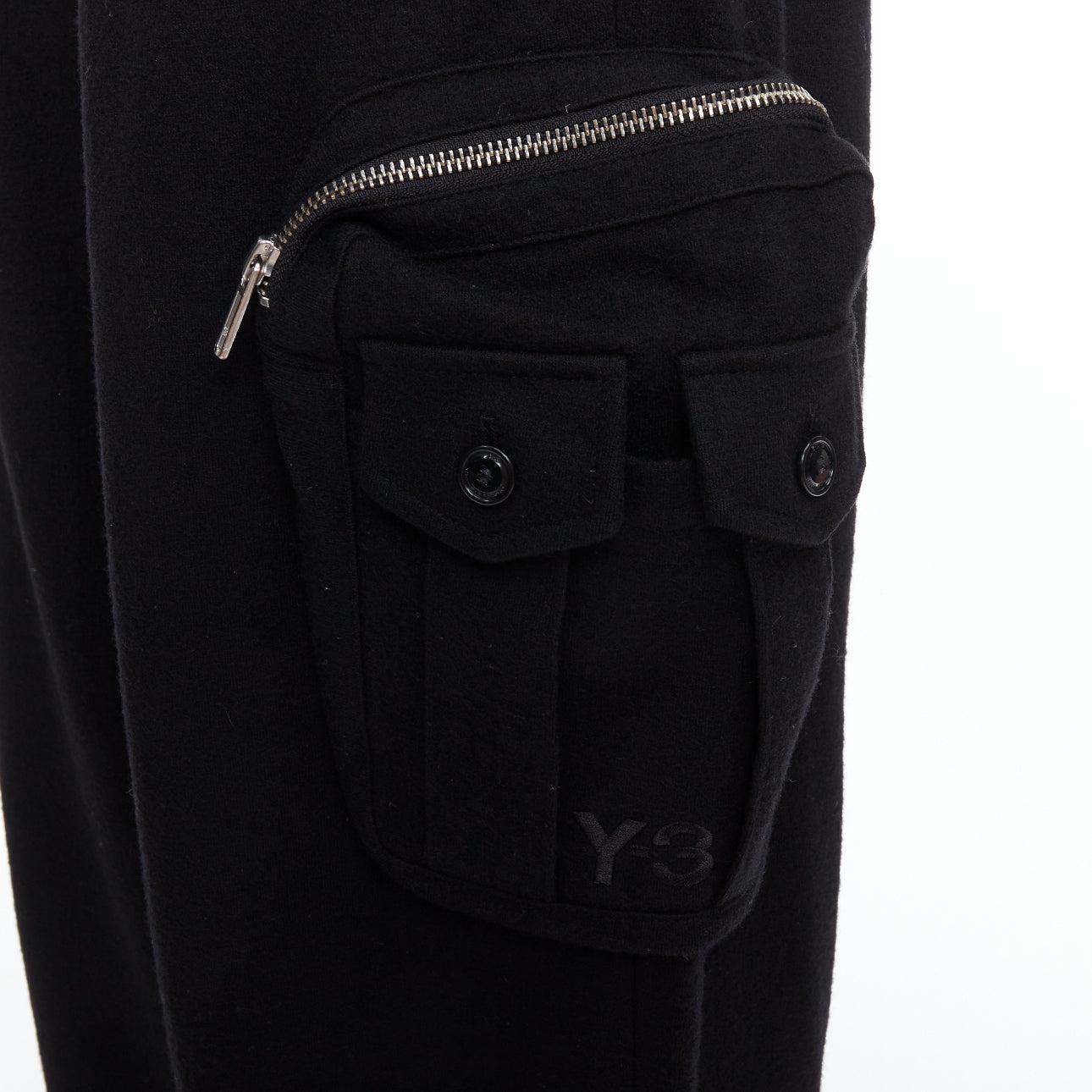 Y3 schwarze Woll-Silber-Reißverschlussstreifen öffnen asymmetrische cargo-Läufer M
Referenz: PRCG/A00056
Marke: Y3
MATERIAL: Fühlt sich an wie Wolle
Farbe: Schwarz, Weiß
Muster: Solide
Verschluss: Zip Fly
Zusätzliche Details: Logo auf der